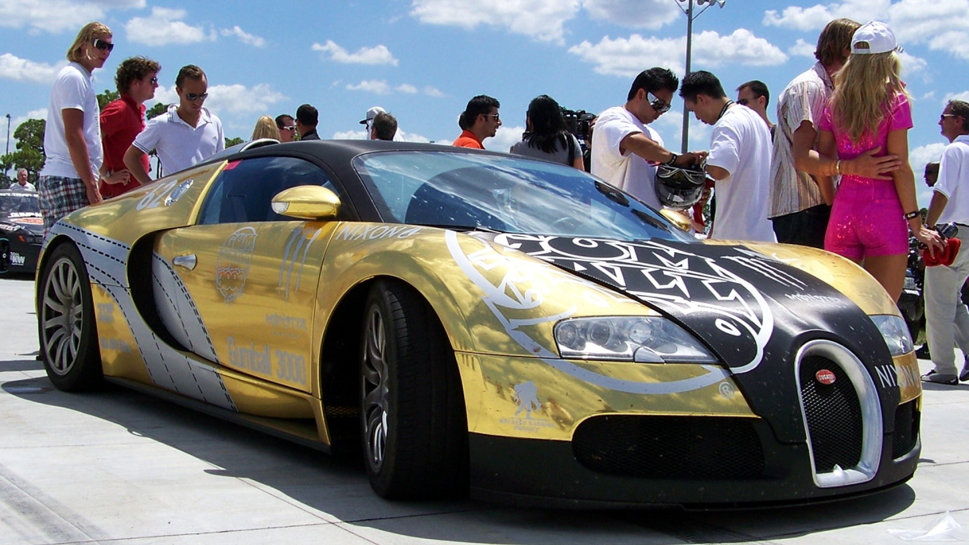 Сайт видео машина. Бугатти Вейрон золотой. Bugatti Veyron Gold. Бугатти Алиса Бугатти.. Самые крутые Тачки в мире.
