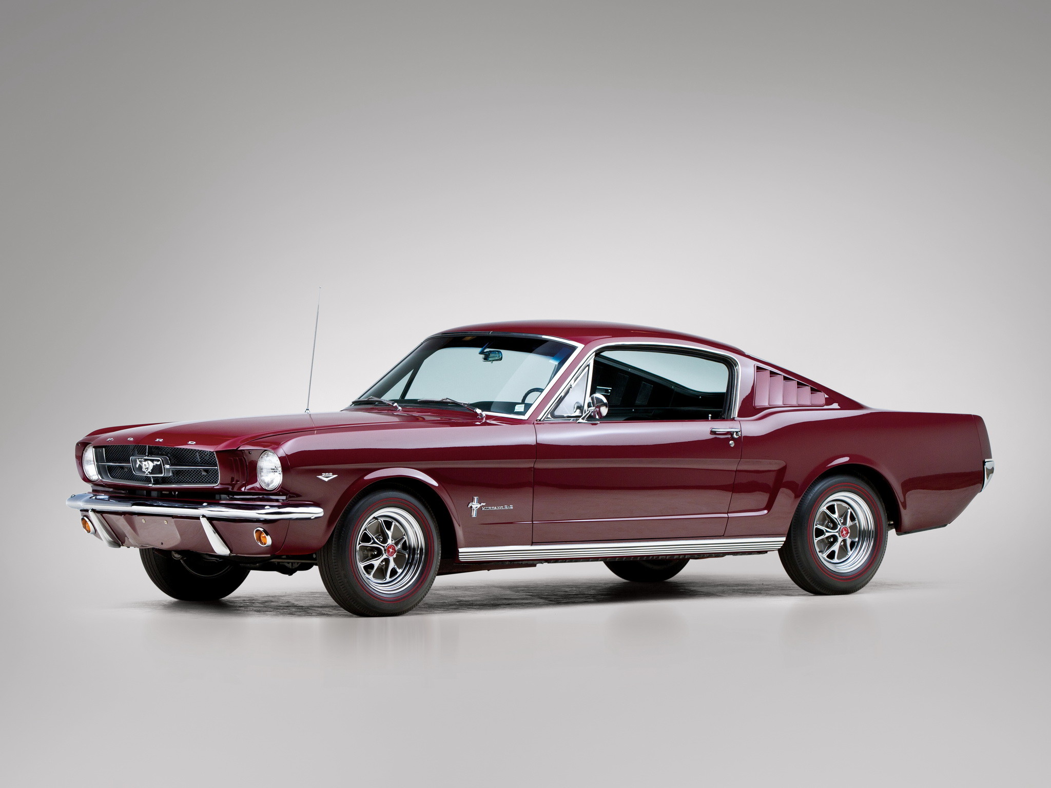Первое поколение автомобилей. Ford Mustang Fastback 1965. Форд Мустанг 1964 фастбек. Ford Mustang 1 поколения. Форд Мустанг 1 поколения 1965.