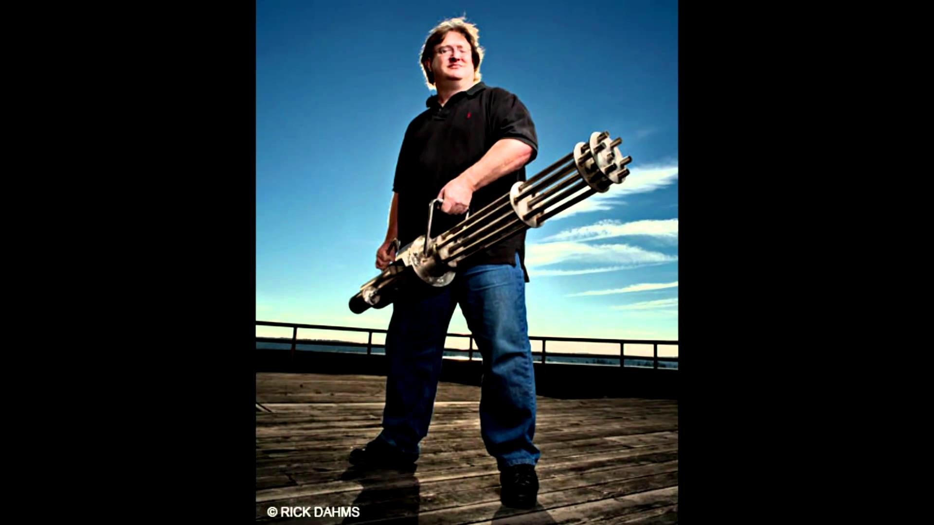 Gabe Newell with the heavys minigun 1080p high quality pillarbox – YouTube