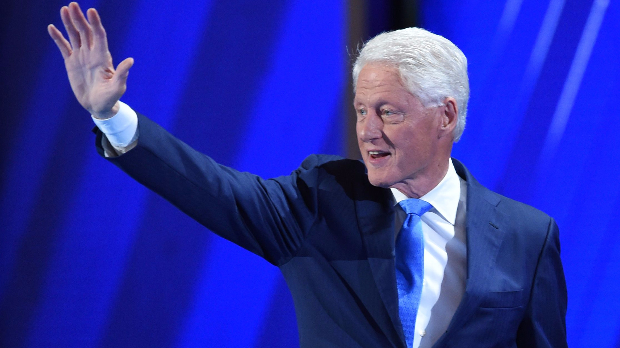 Bill Clinton goes true blue — with some subtle details — for his Democratic  convention speech – LA Times