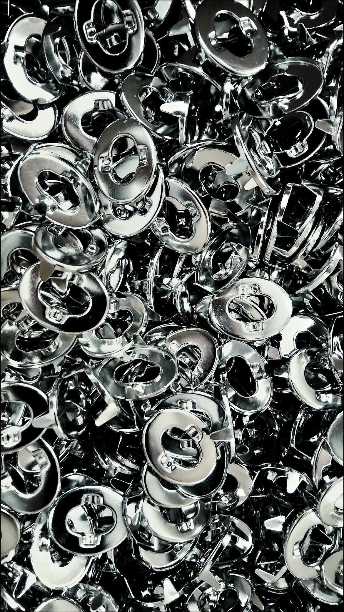 Captured silver gromit drama chrome background or wallpaper #free #silver # metal #wallpaper