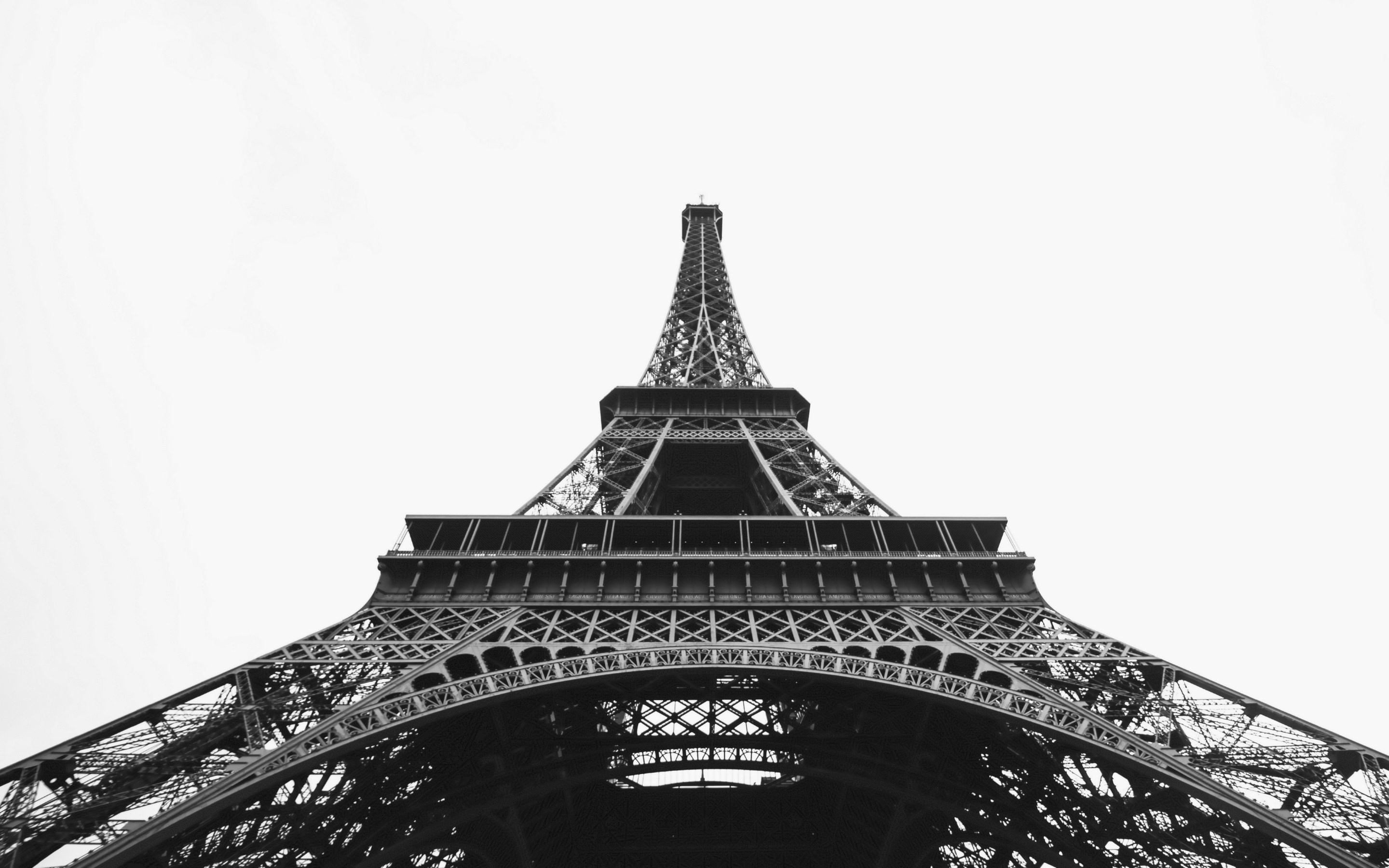 4K HD Wallpaper Eiffel Tower in Black and White