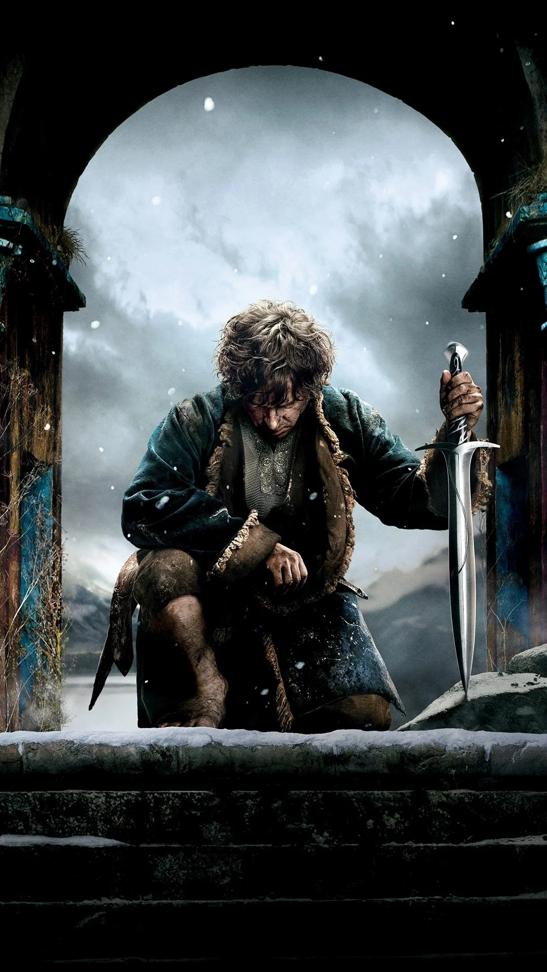 Bilbo with a sword in The Hobbit: The Desolation of Smaug Wallpaper