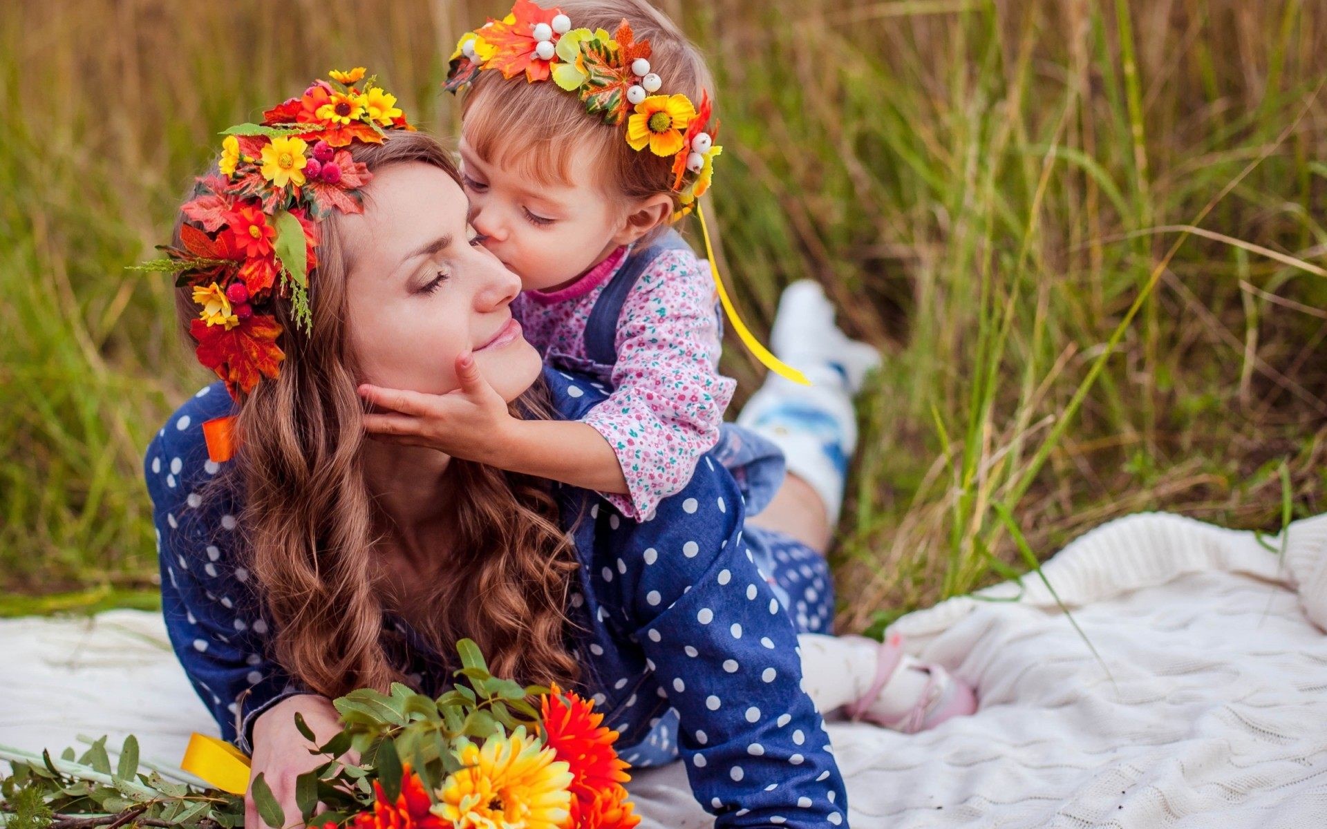 Mother daughter love wallpaper download of cute family
