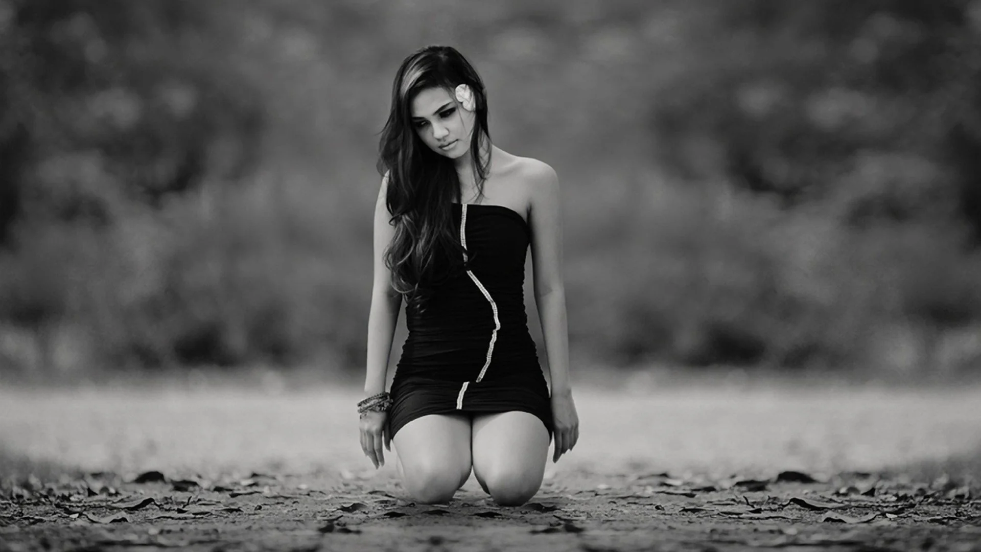 Hot Girl Black and White – Wallpapers PC Free Download