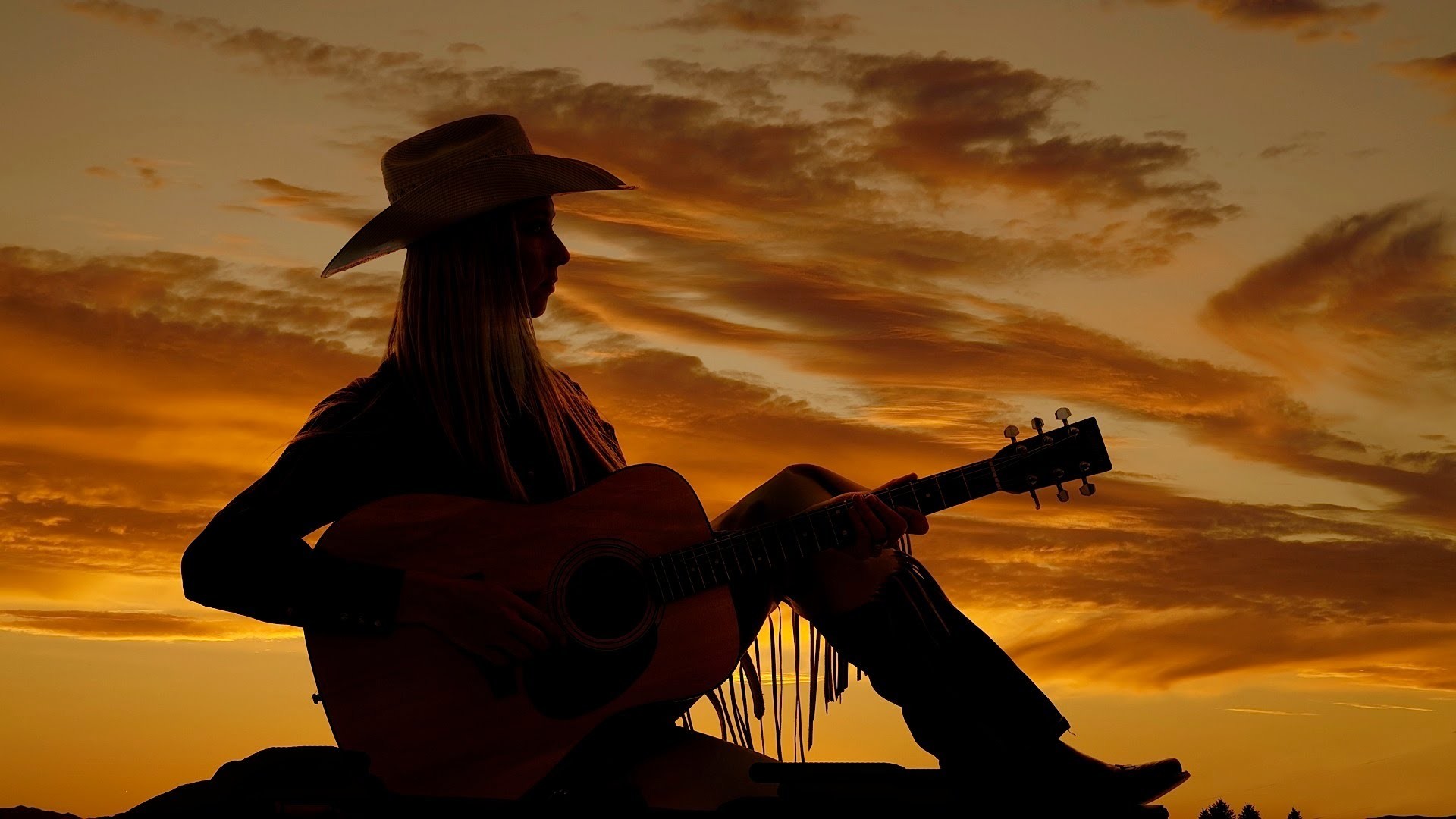 Country download. Гитарист на закате. Мужчина в шляпе с гитарой. Музыкант на закате. Ковбой на закате.