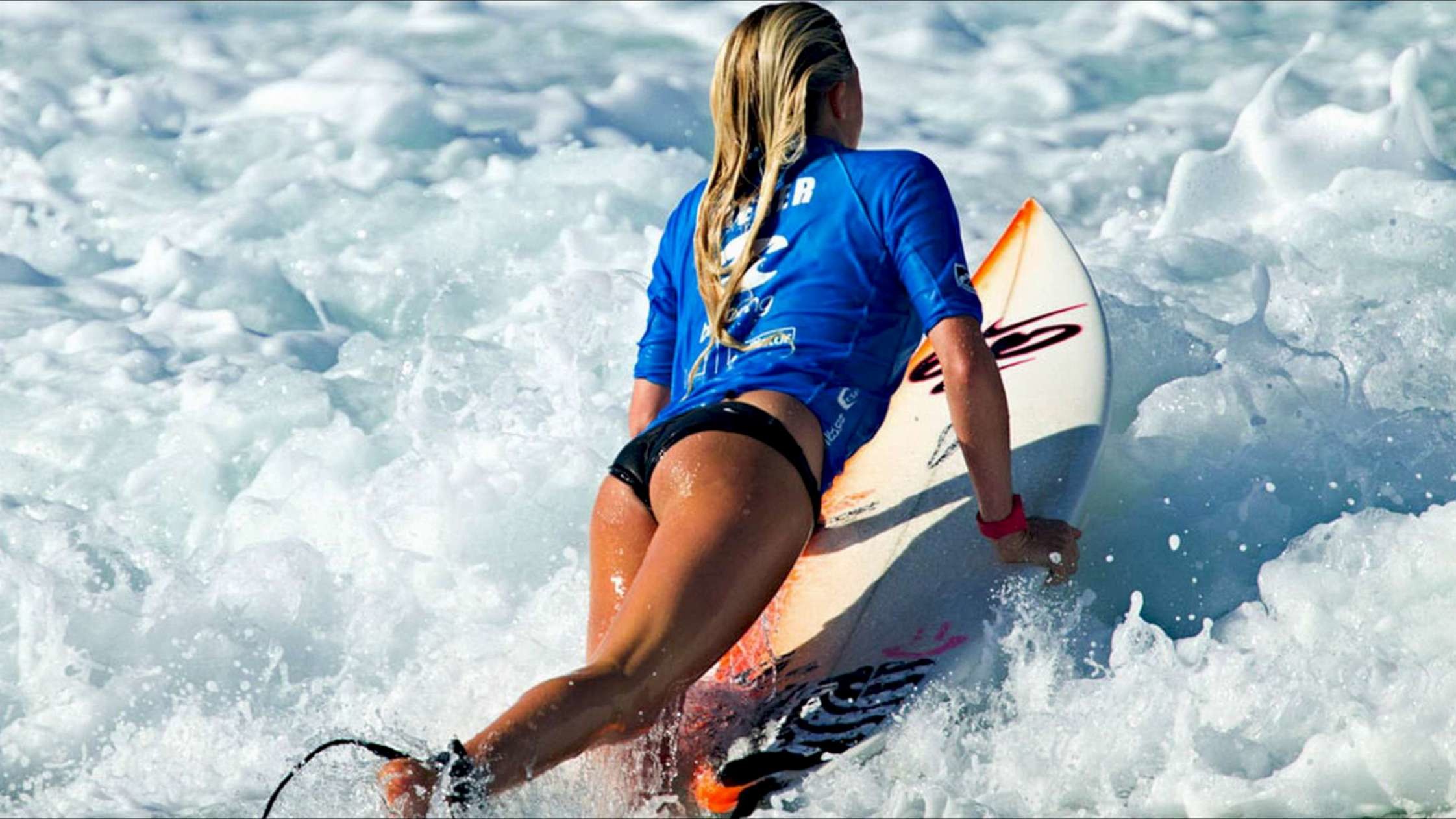 Sport Girl Surfing Wallpaper