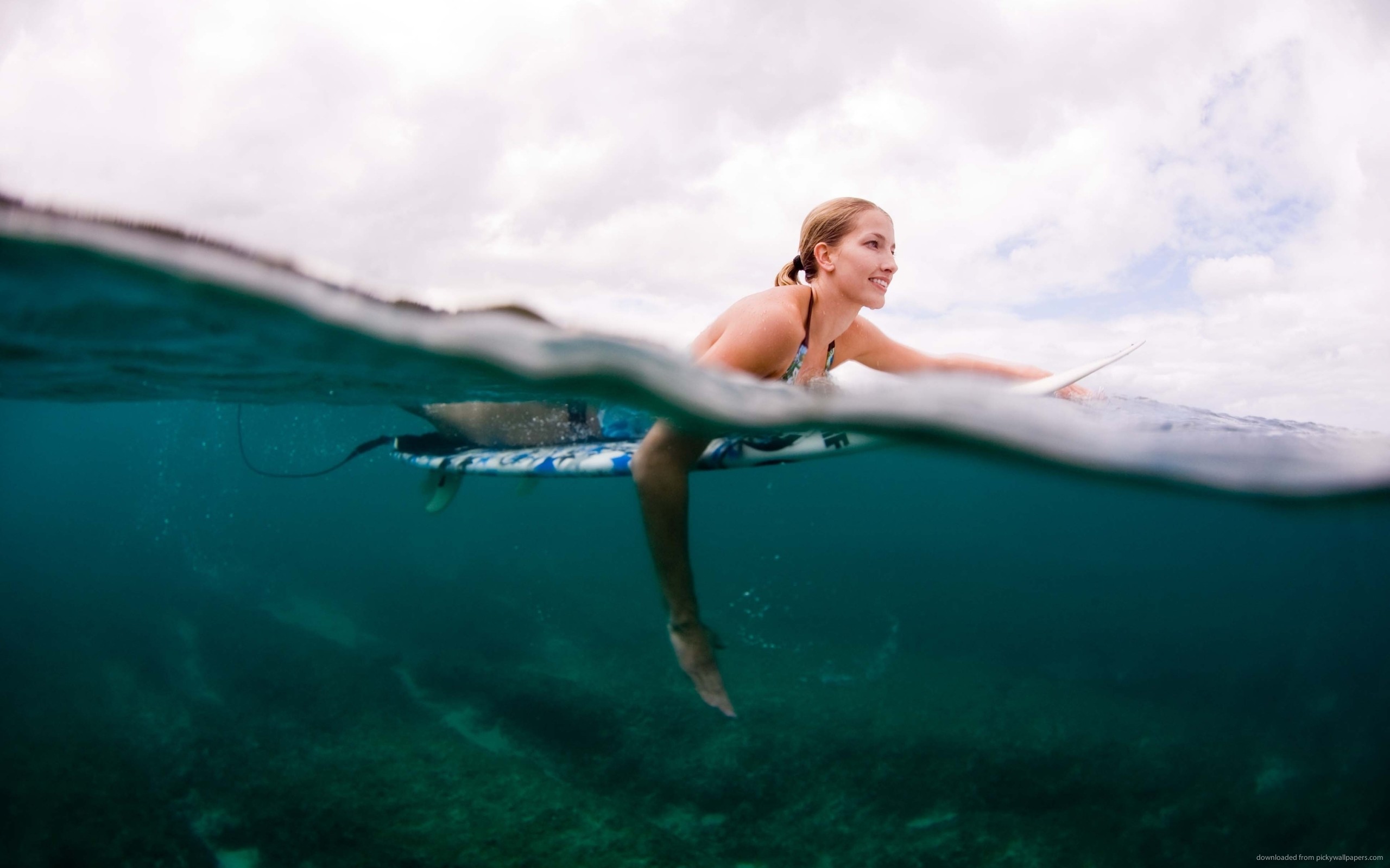 Girl Swimming On Surf for 2560×1600