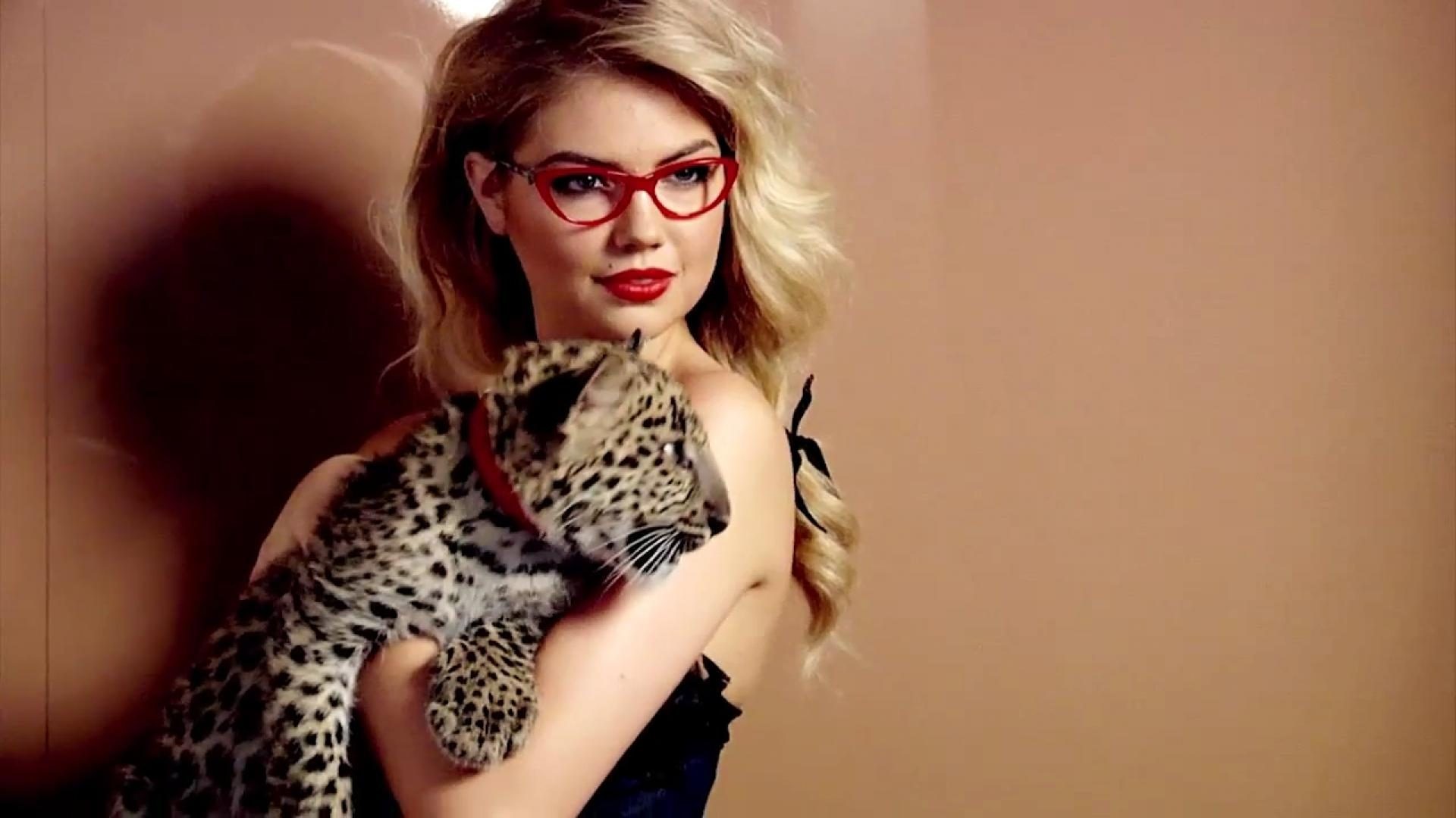 Image Kate Upton with Tiger Wallpaper