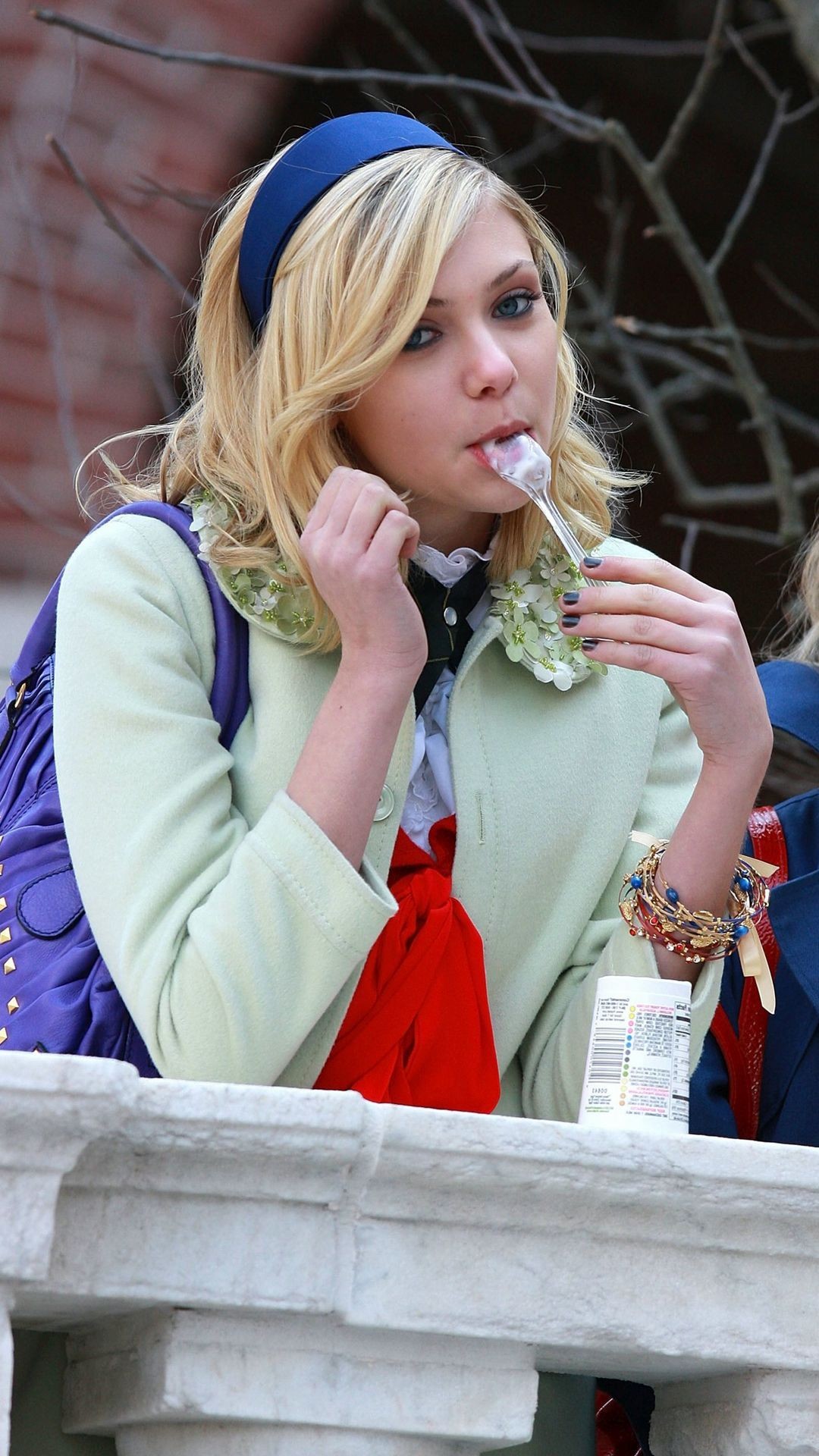 Taylor Momsen eating ice cream Celebrity mobile wallpaper