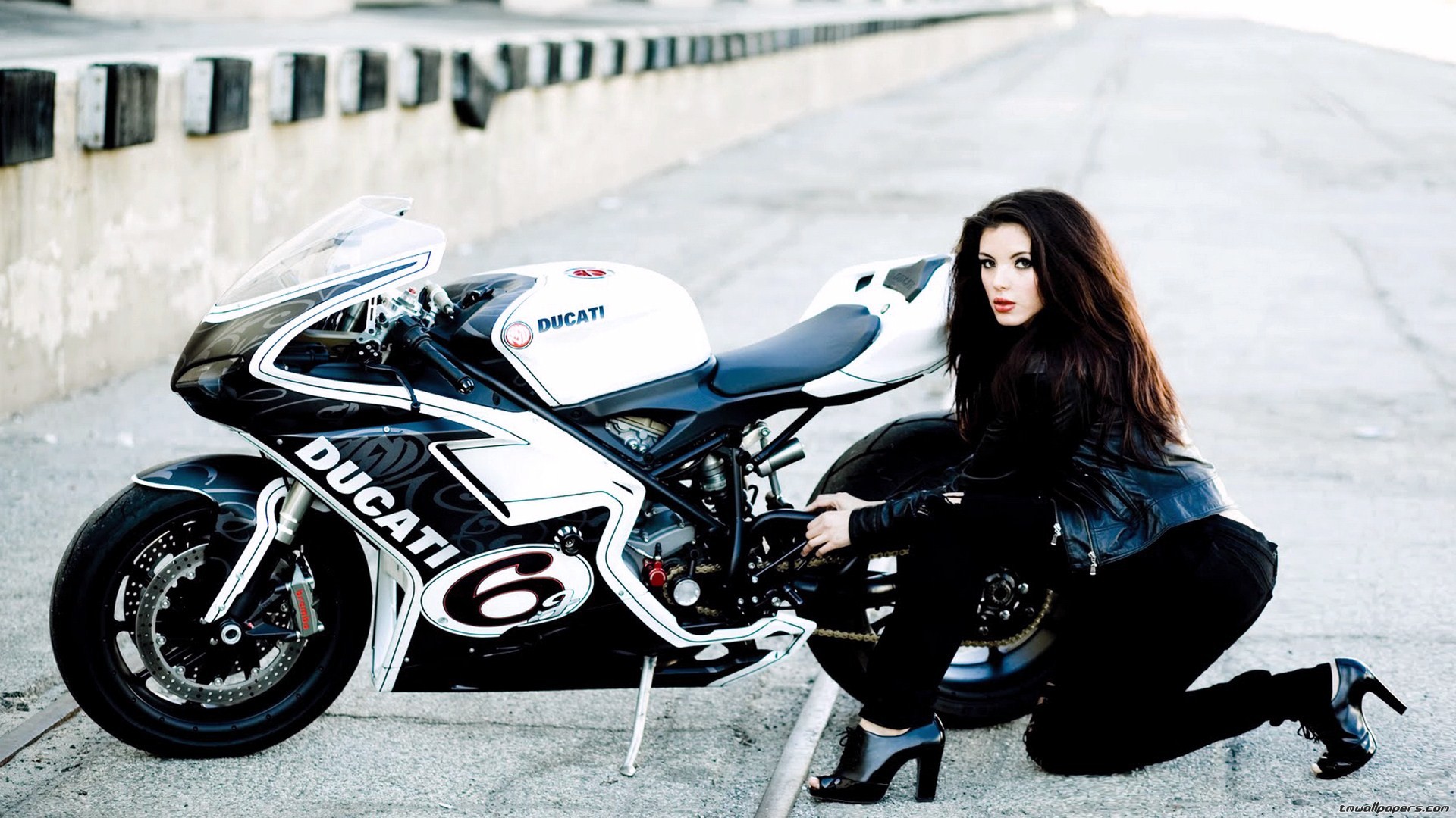 Motorcycle girls wallpaper free funny photos pictures images 2013