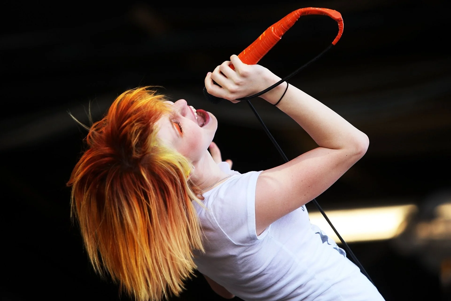Hayley williams paramore pop punk haley williams concerto girl singer red microphone