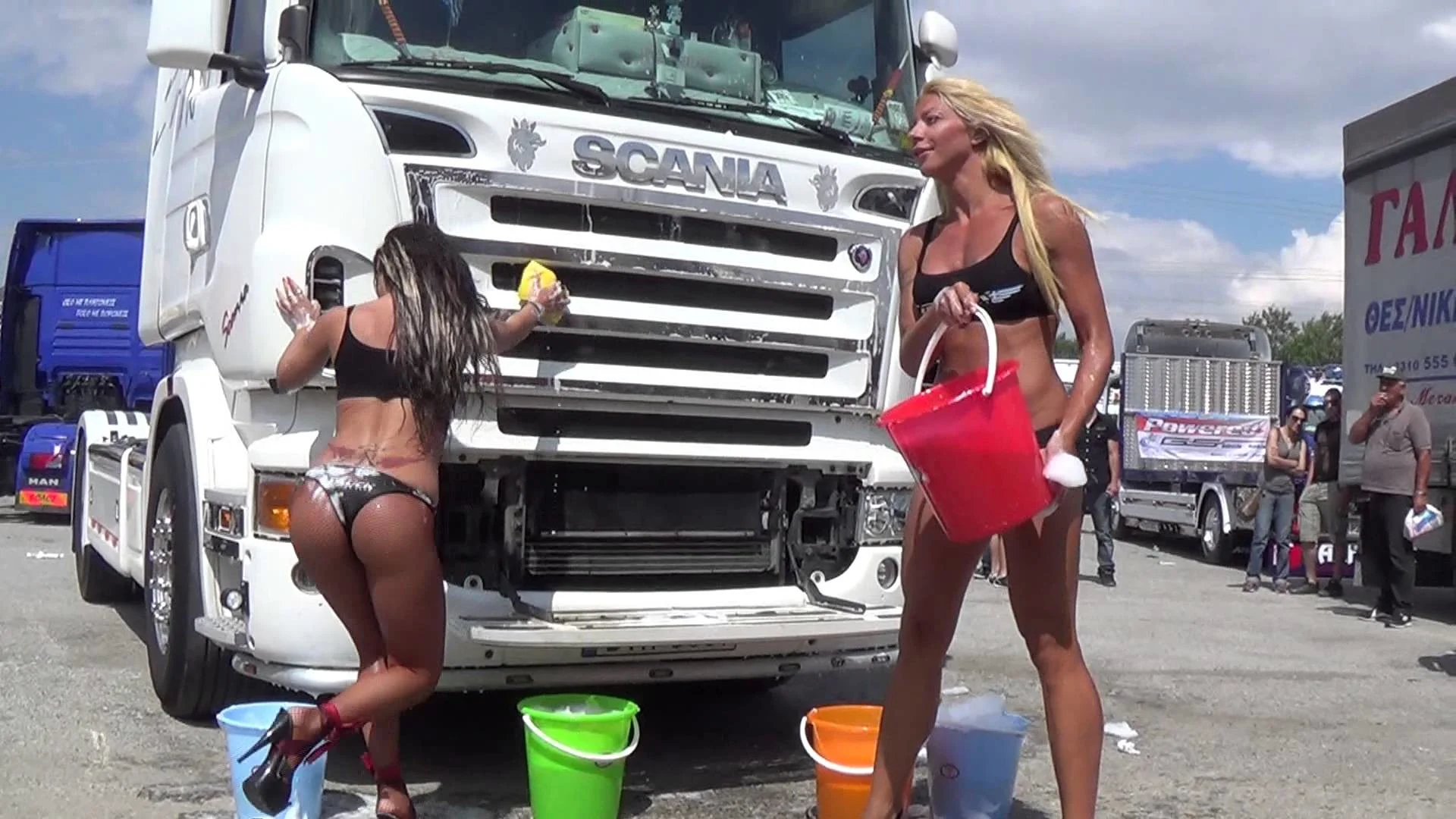 Truck Wash Gikas Scania the brunette girl is really cute sexy