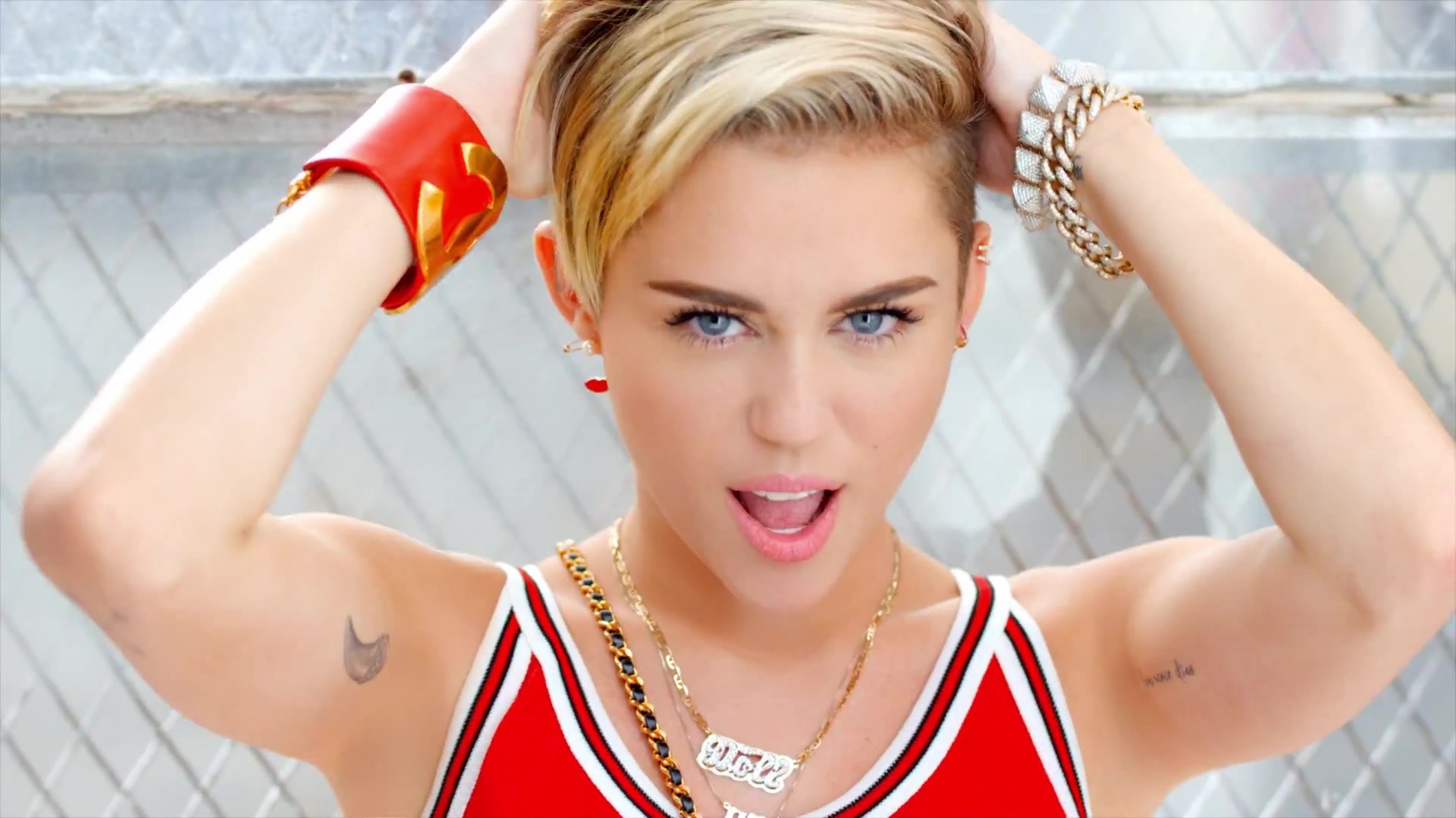 Awesome Backgrounds – Miley Cyrus