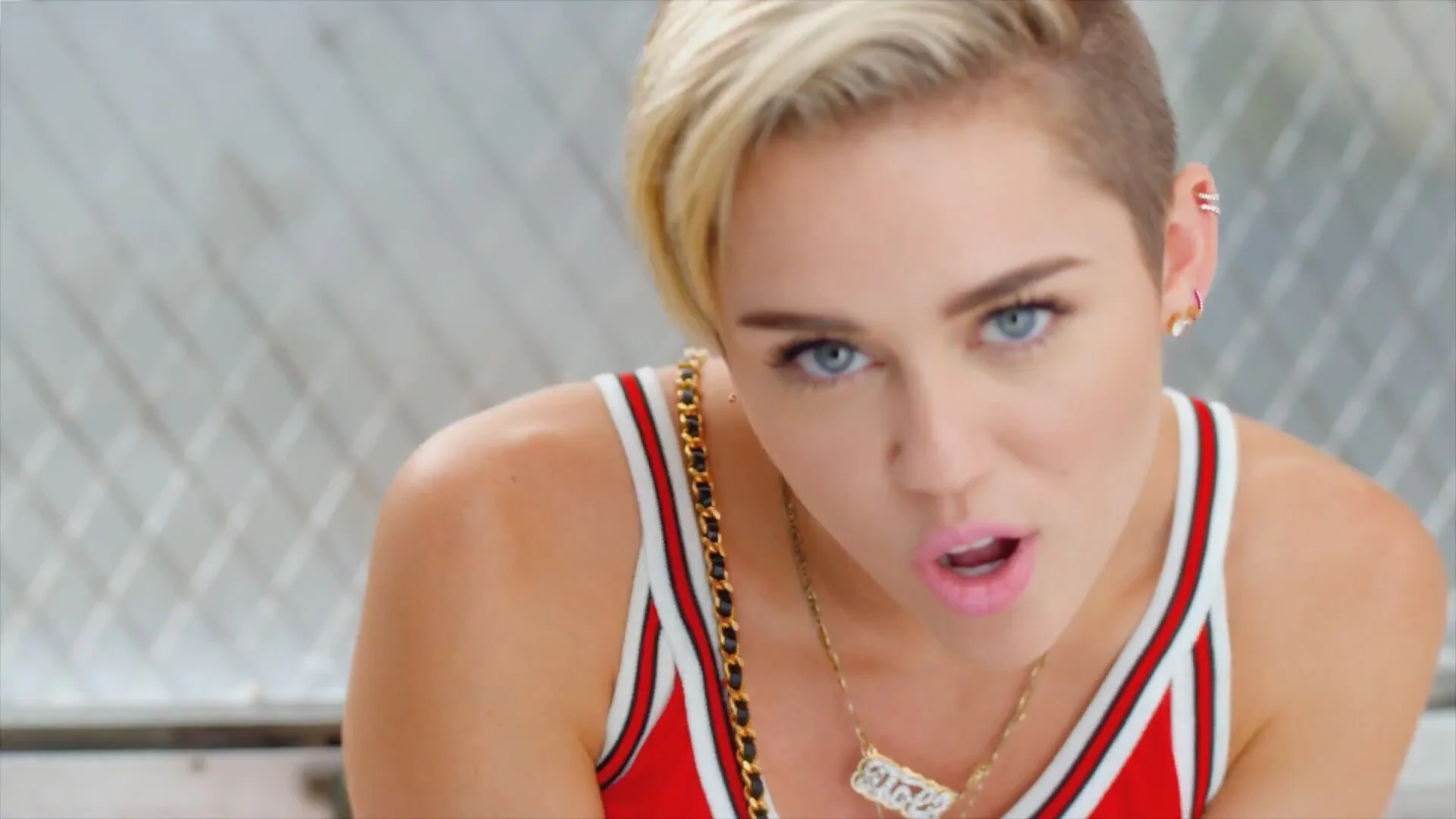Mike Will Made – It – 23 Ft. Miley Cyrus, Wiz Khalifa, Juicy J