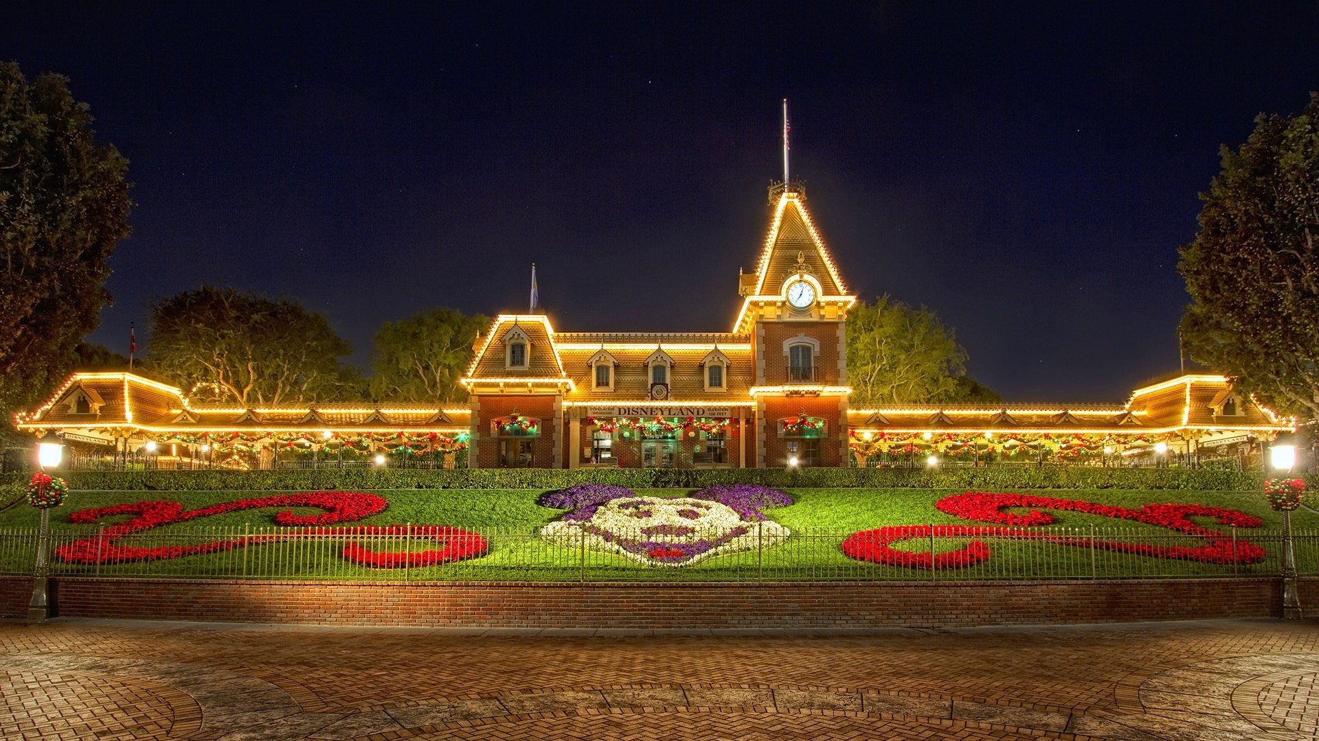 Christmas at Disneyland. How to set wallpaper on your desktop Click the download link from above and set the wallpaper on the desktop from your