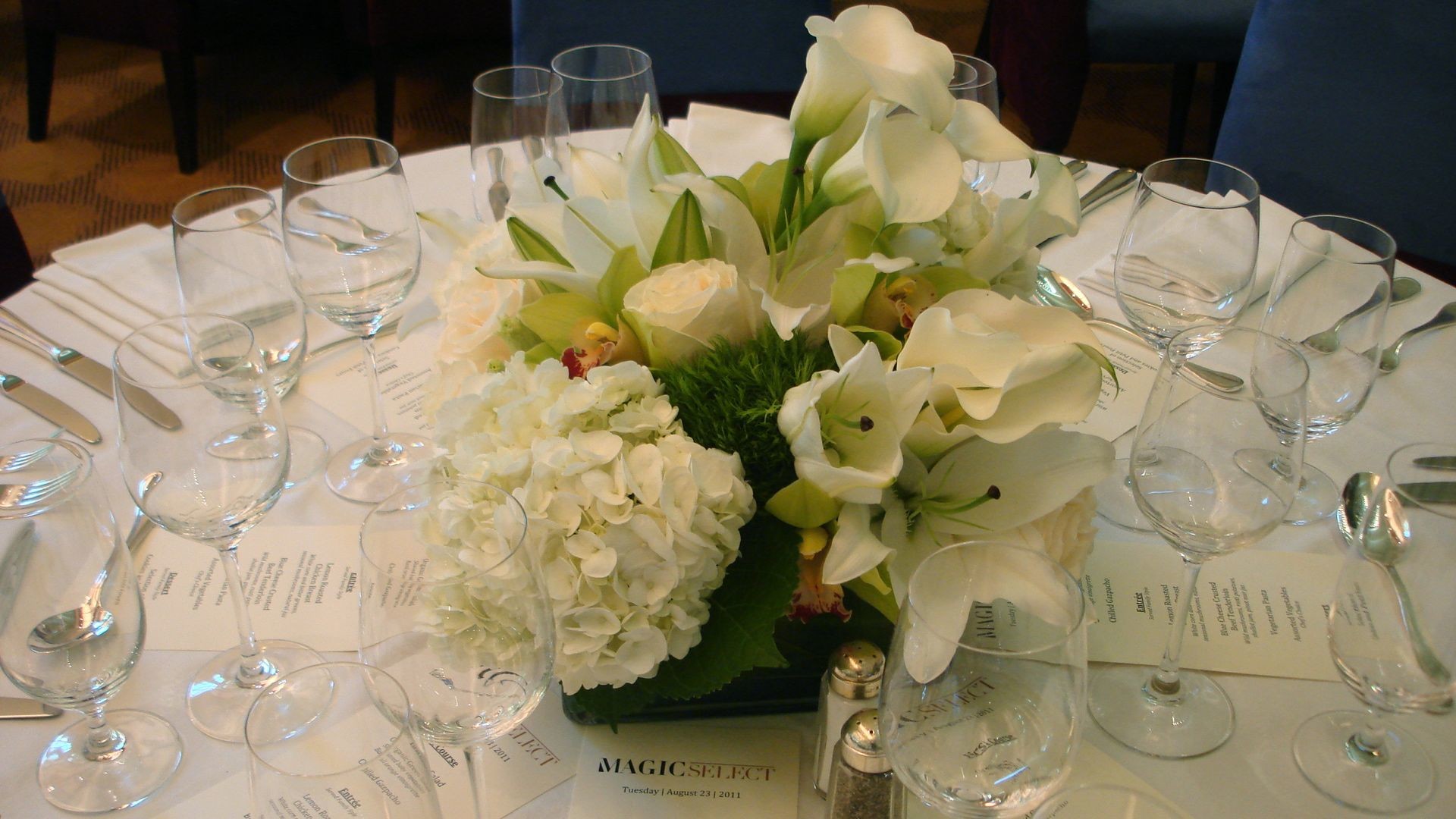 White easter lily centerpiece with hydrangea, cala lilies