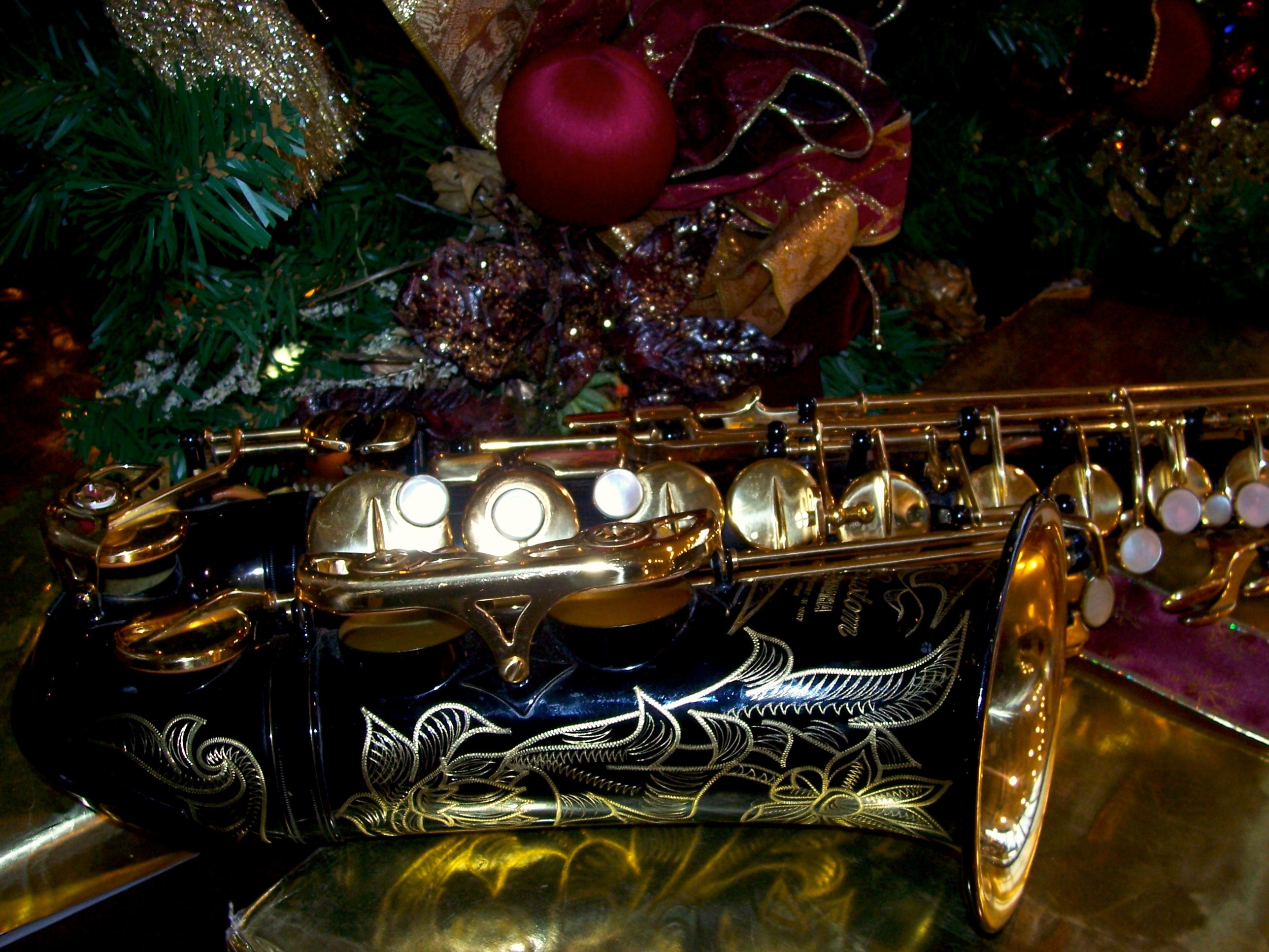 Free Christmas Saxophone Wallpaper / Screensavers – Dark Picture – For Cell Phones – Black Yamaha