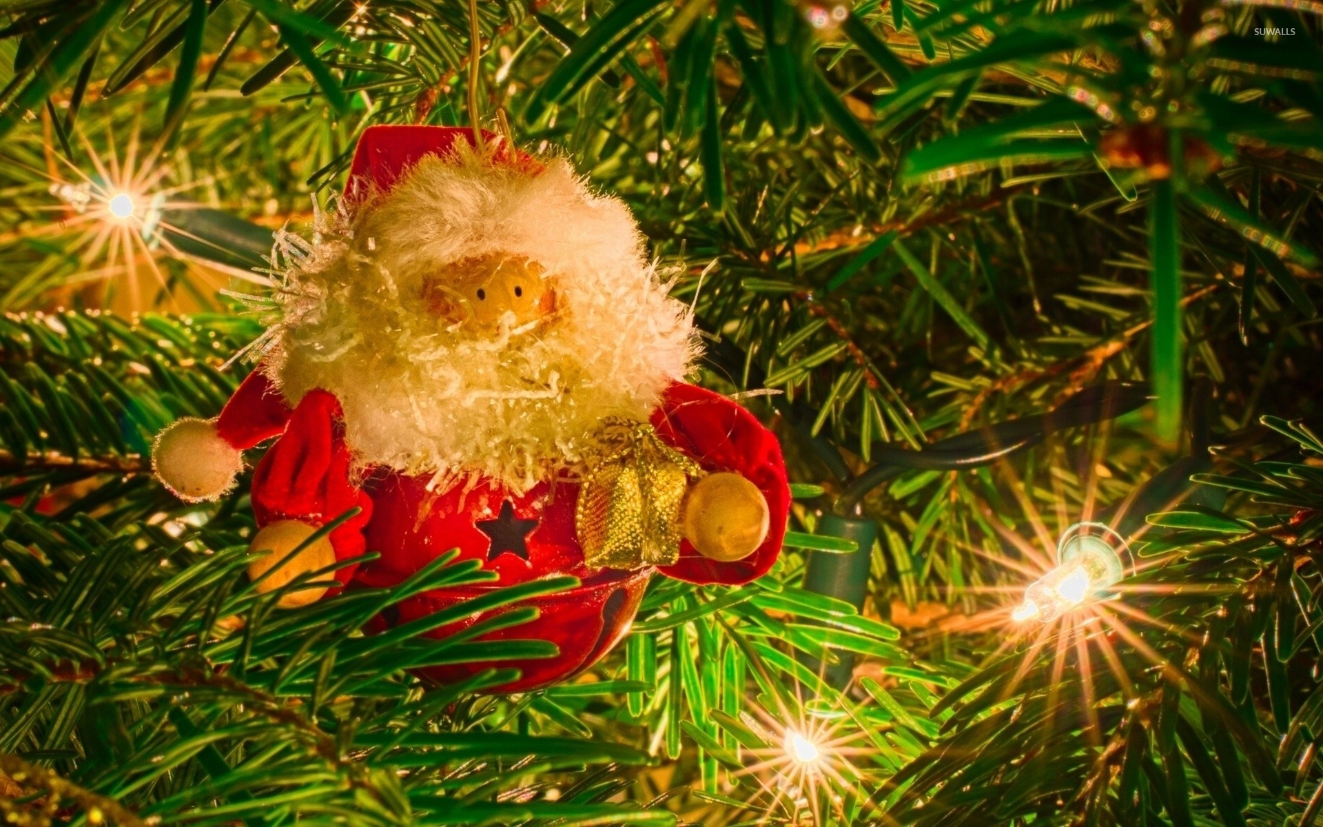 Santa Claus decoration in the Christmas tree wallpaper jpg