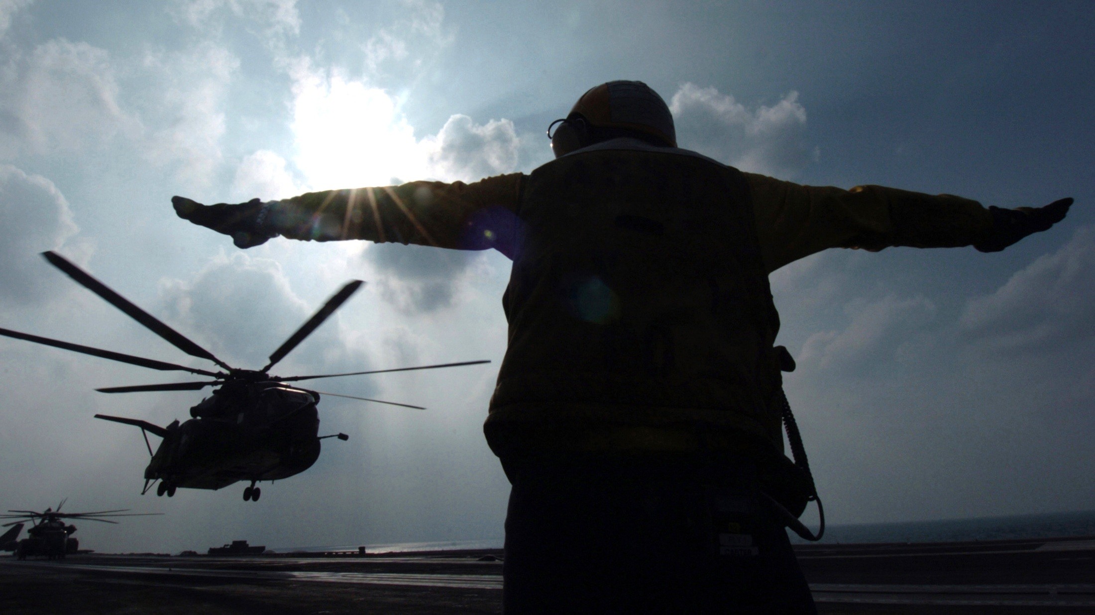 … navy wallpaper 4 US serviceman signals helicopter at the Gulf south of  Iraq …