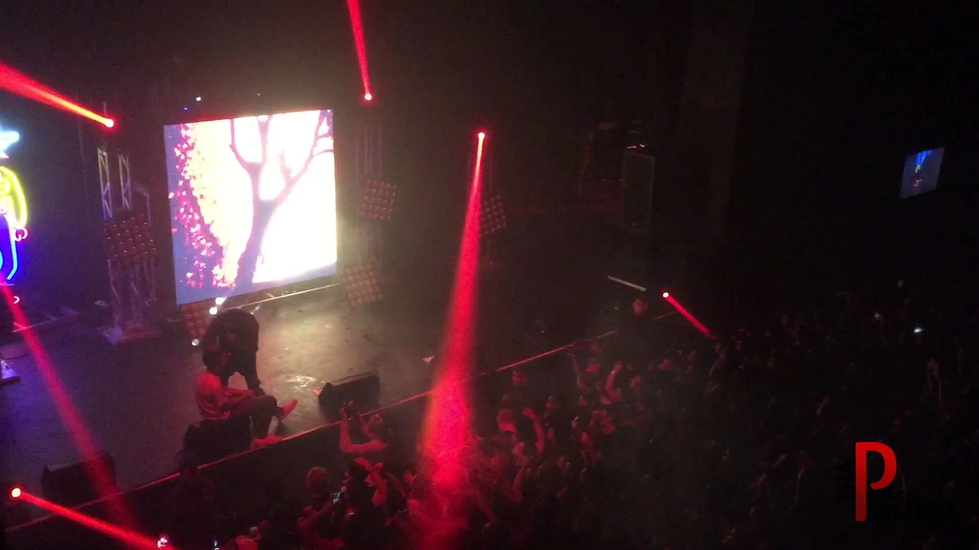 Crowd Surfing Rager Survives Travis Scott Rodeo Tour in Los Angeles – YouTube