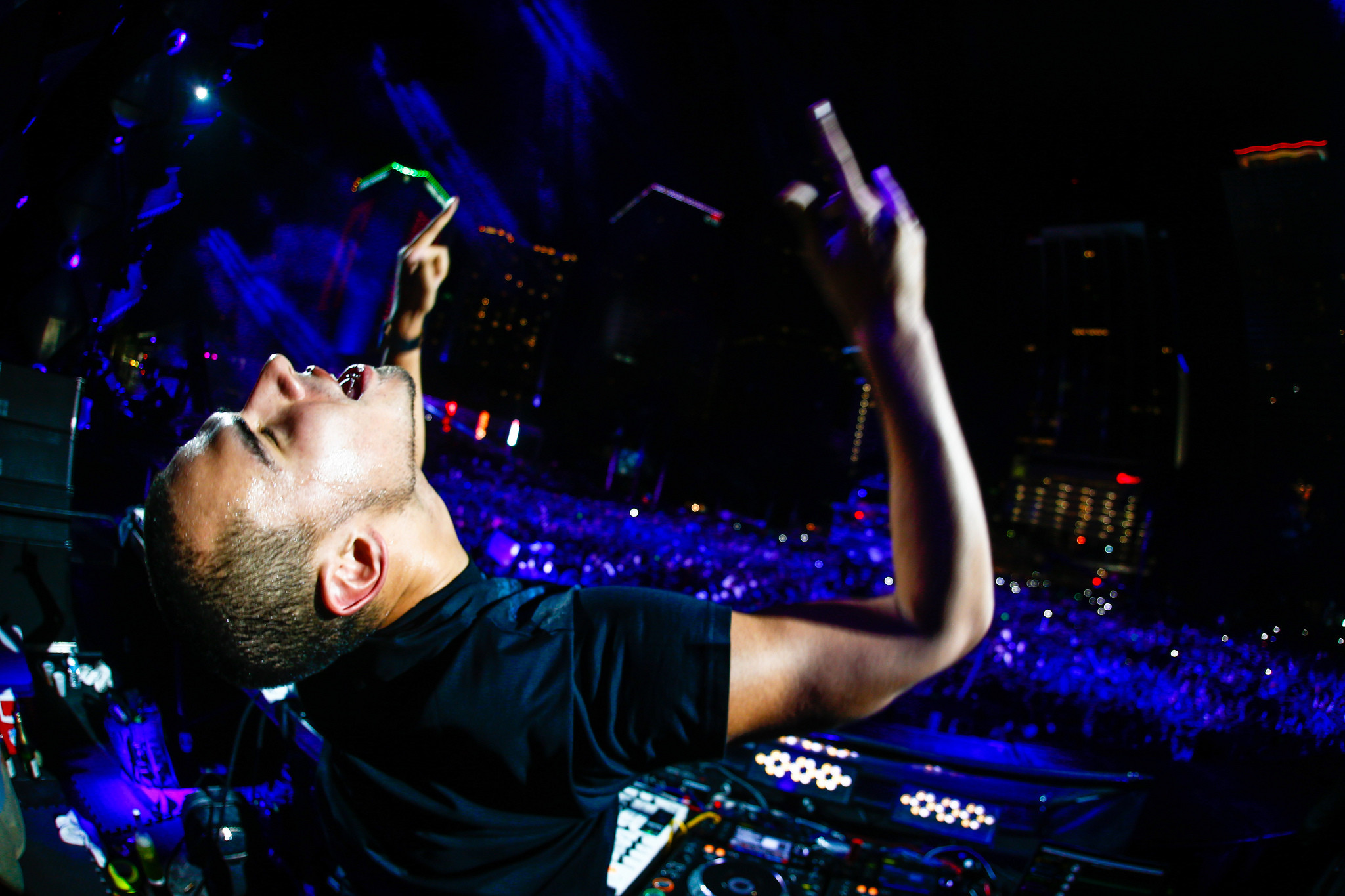 Ultra-Music-Festival-Miami-MMW-WMC-UltraFest-HD-Wallpapers -Pics-Photos-Afrojack-in-the-middle-of-the-hardest-frop-ever