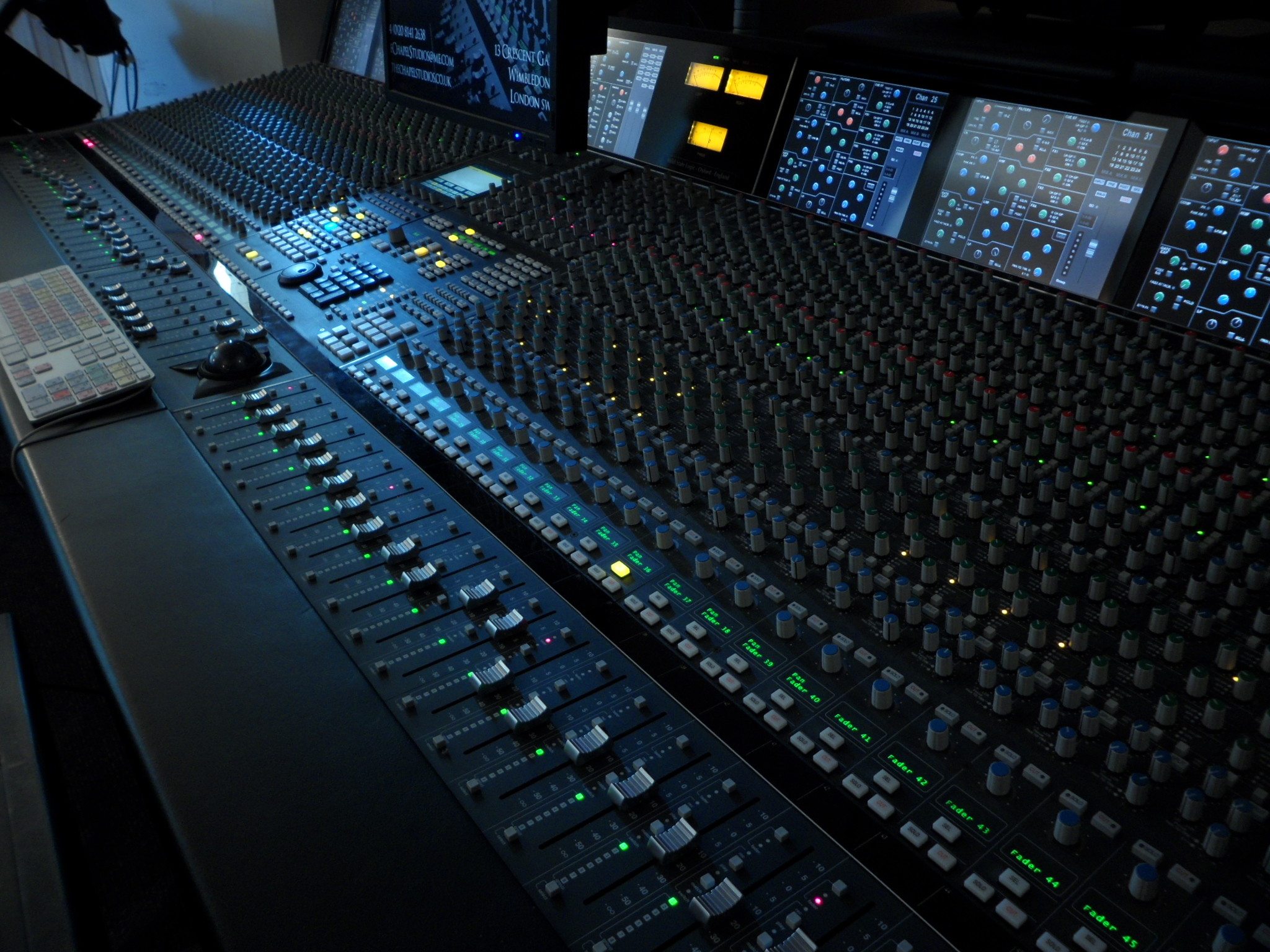 The accompanying is a rundown of vital highlights to search for when picking a quality recording studio