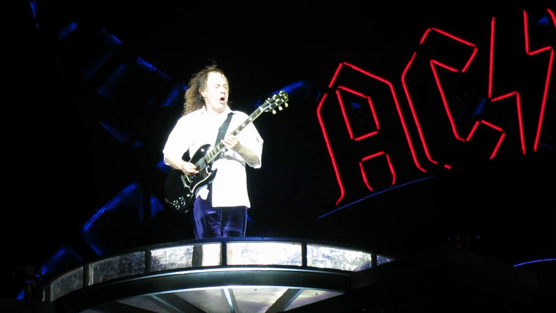 AC/DC – Let There Be Rock ** Angus Young nearby ** San Francisco, CA –  09/25/2015