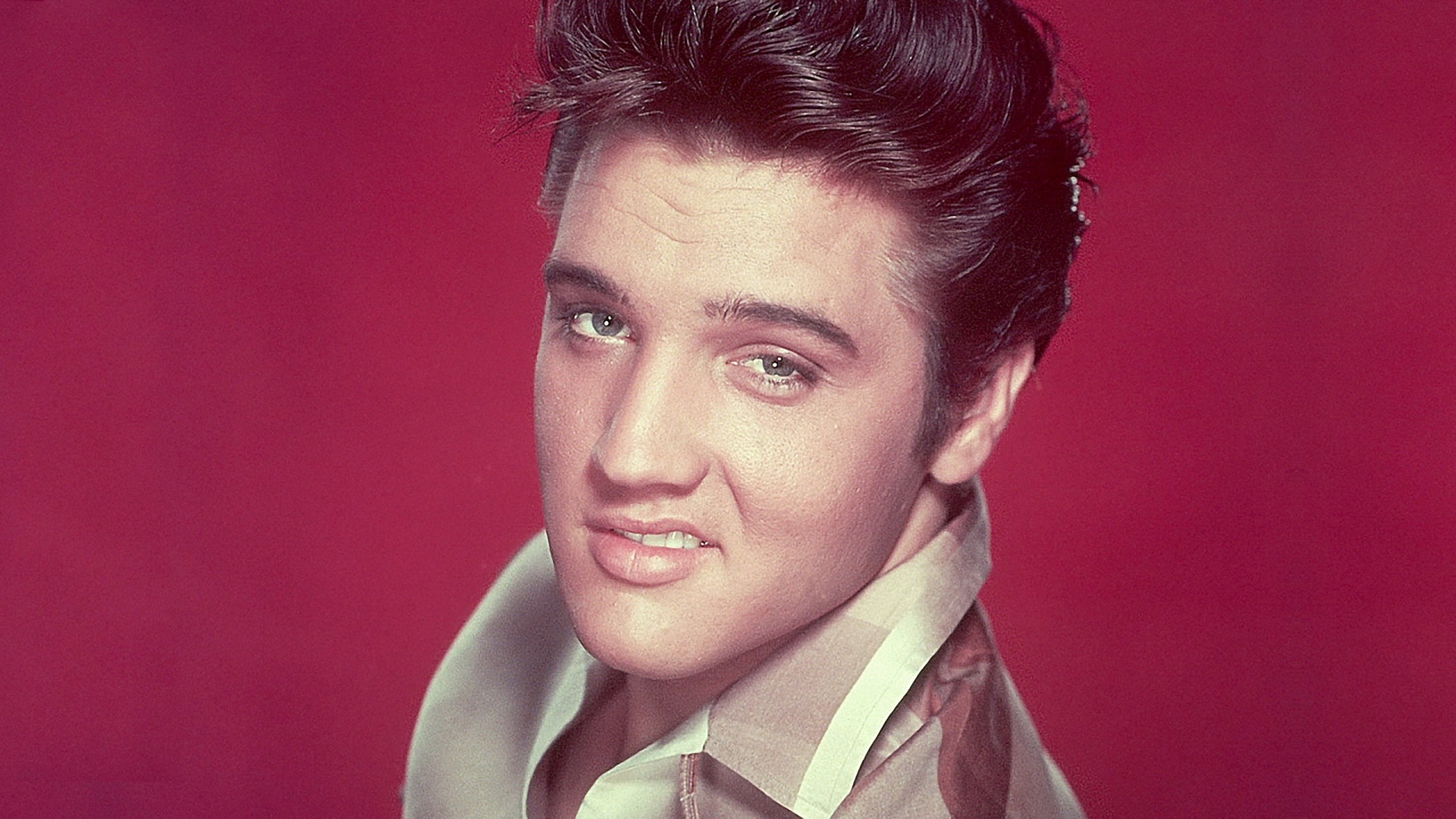 Preview wallpaper elvis presley, smile, face, haircut, eyes 2560×1440