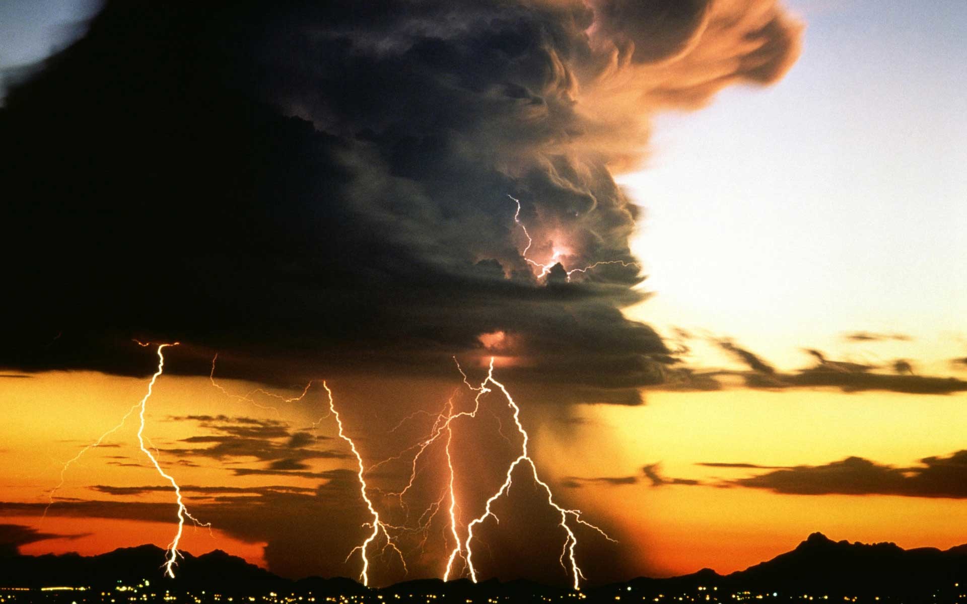 Free Wallpapers – Large thunderstorm over the city Wallpaper