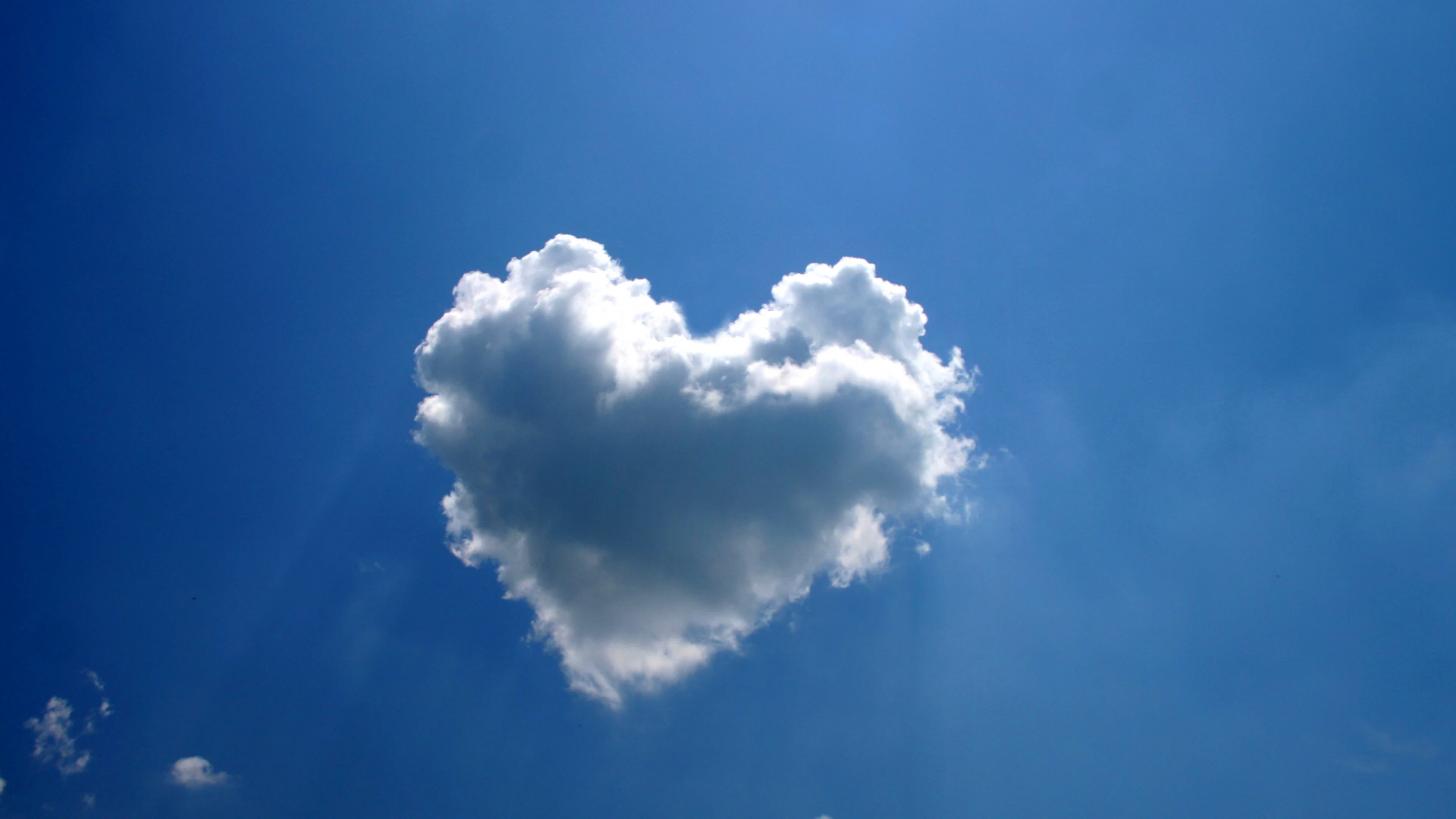 Все мое внимание было обращено на облака. Облако в виде сердца. Облако в виде сердечка. Сердце из облаков. Красивые облака.