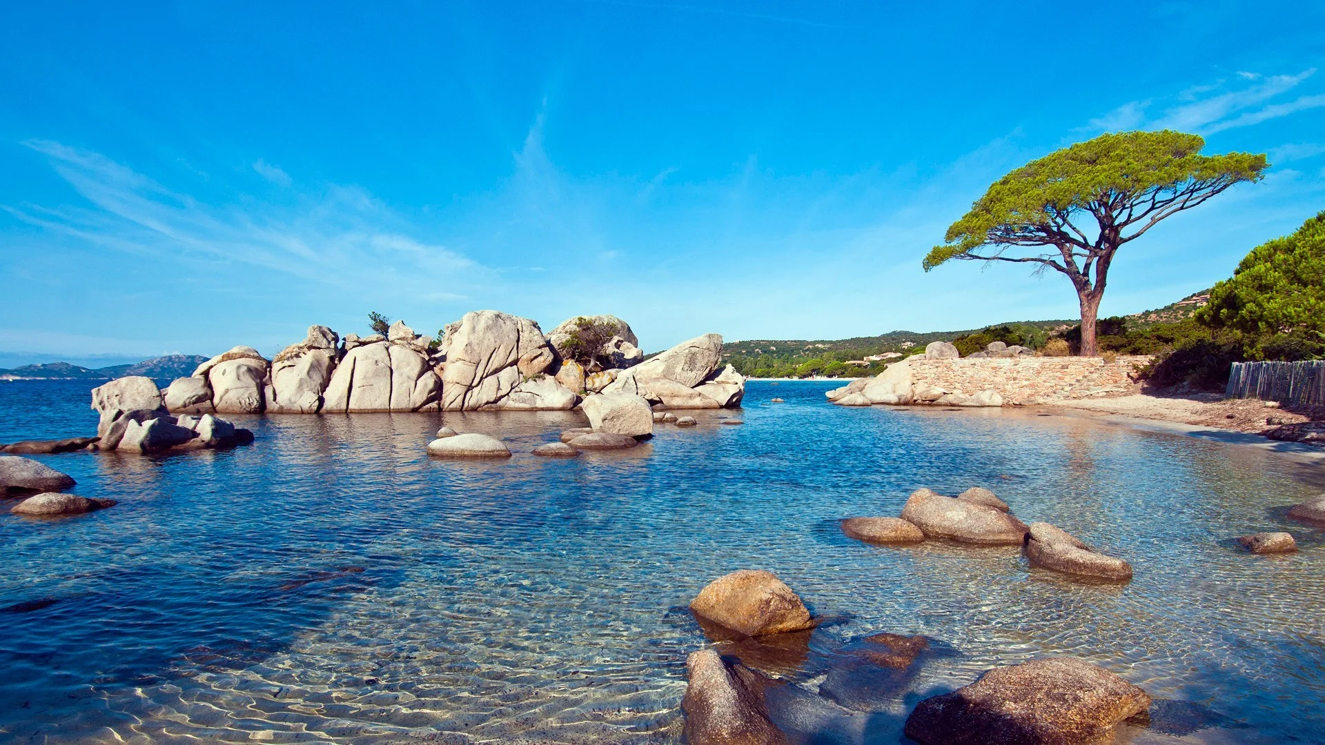 Bãi biển Palombaggia: Nếu bạn đang tìm kiếm một bãi biển độc đáo và tuyệt đẹp để thư giãn, bãi biển Palombaggia có lẽ là lựa chọn tốt nhất. Hình ảnh đưa bạn đến với nơi có cát trắng mịn, đá granit đỏ và nước biển trong xanh. Nó sẽ cho bạn một kỳ nghỉ đáng nhớ và tuyệt vời nhất.