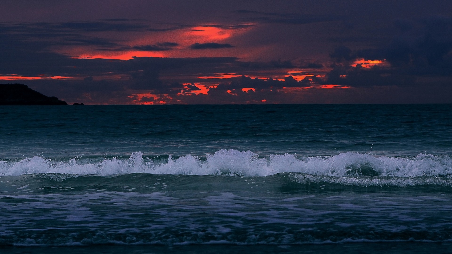 Включи dark beach. Ночное море. Ночной океан. Атлантический океан ночью. Море закат волны.