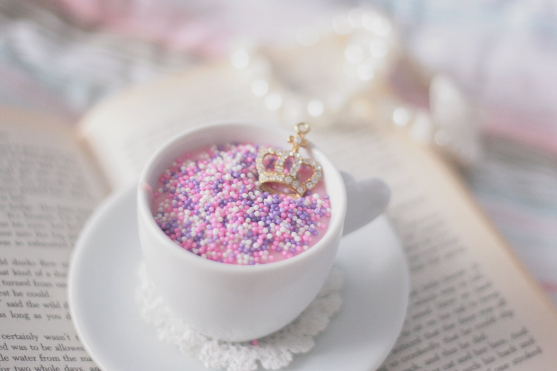 Mood cup mug dish color bright bulbs small crown decoration book background wallpapers desktop wallpaper widescreen. Your screen 1024×1024
