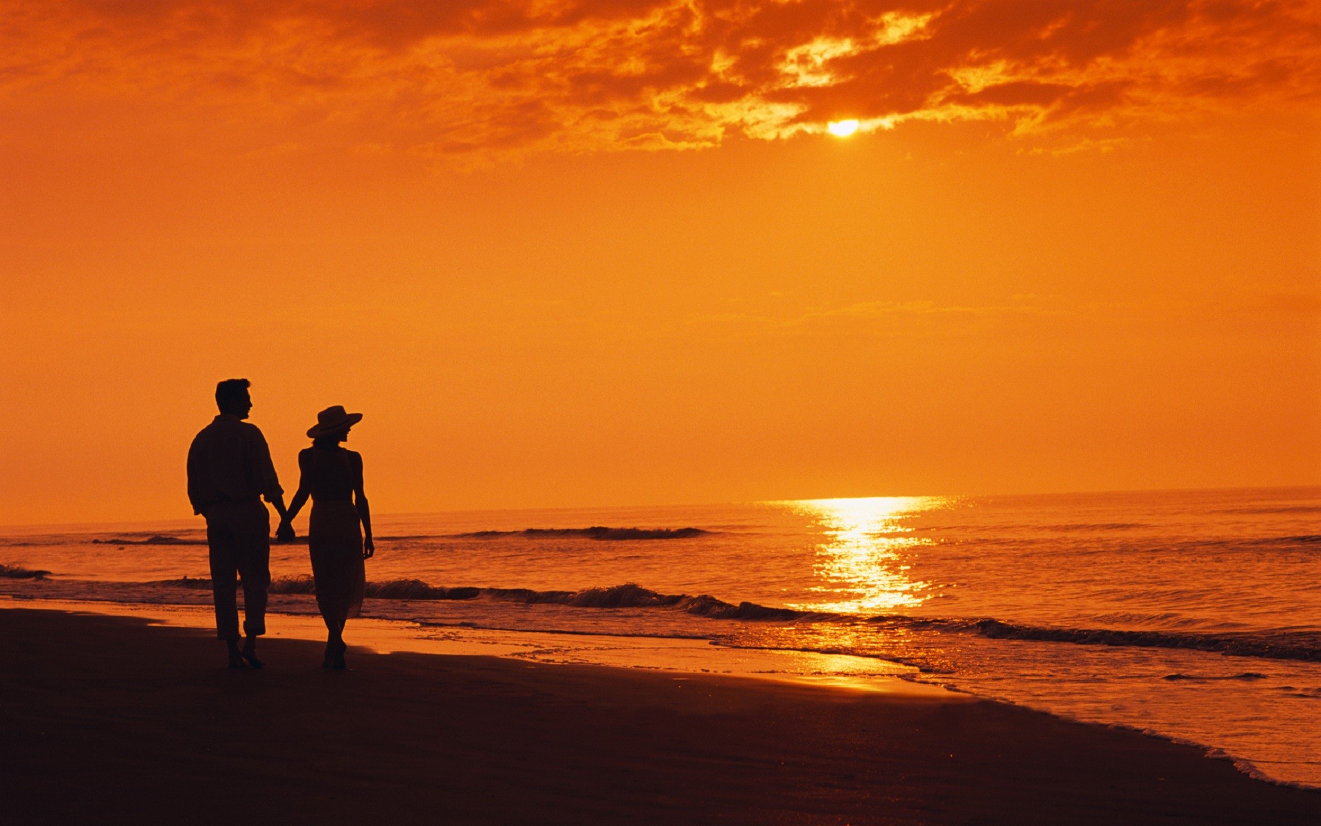 Beautiful Romantic Couple On Beach At Night Hd Wallpapers Rocks