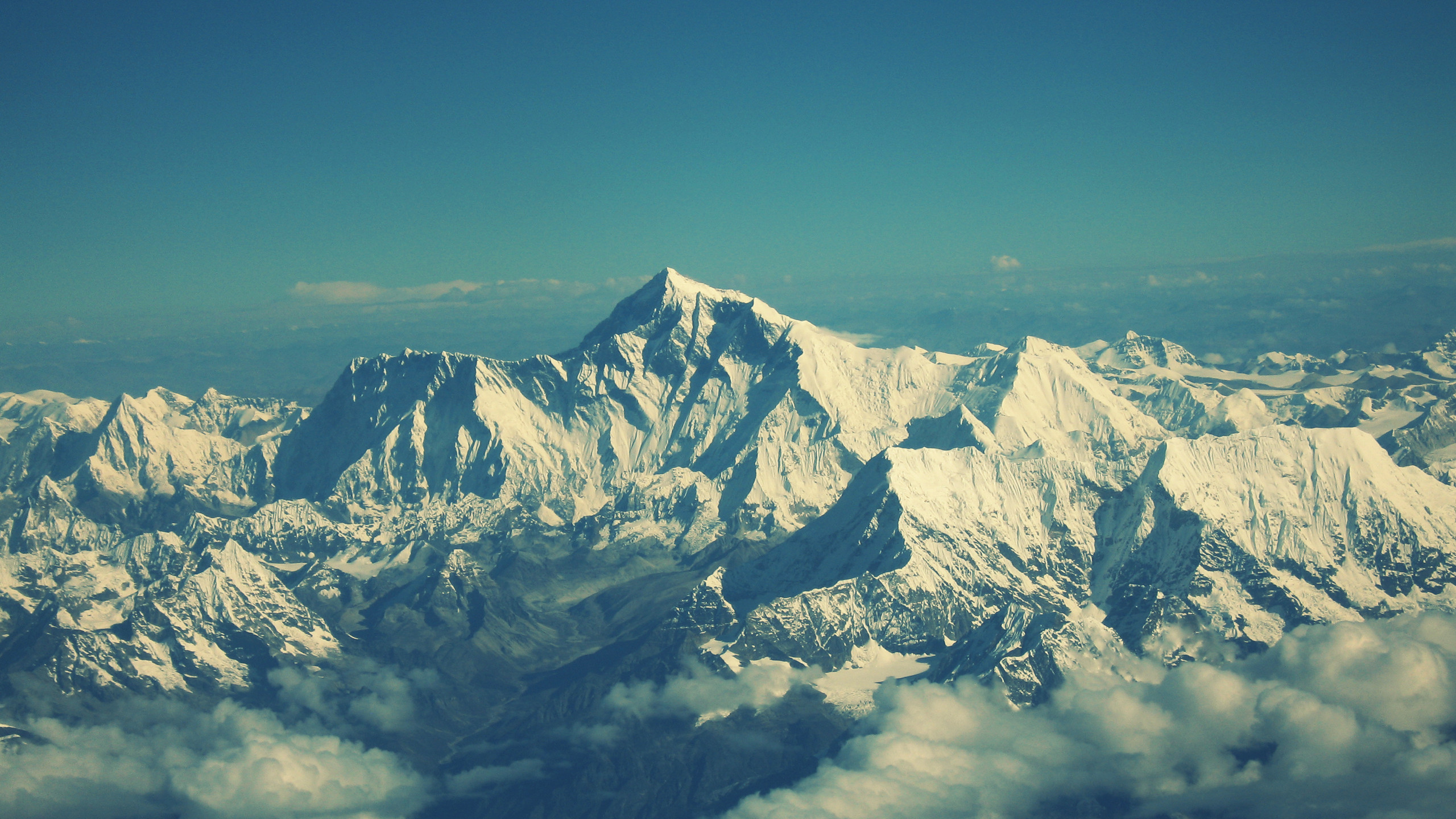 Himaliyas Mountains 2560 x 1440 Background