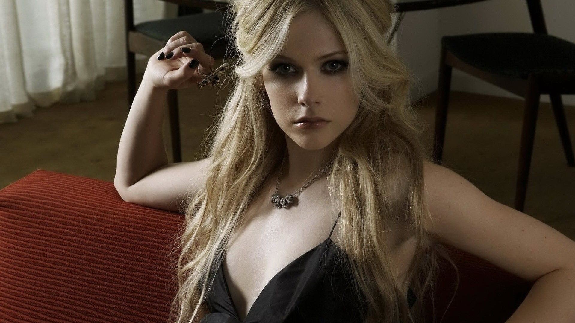 Avril Lavigne Blonde Hair HD Wallpaper