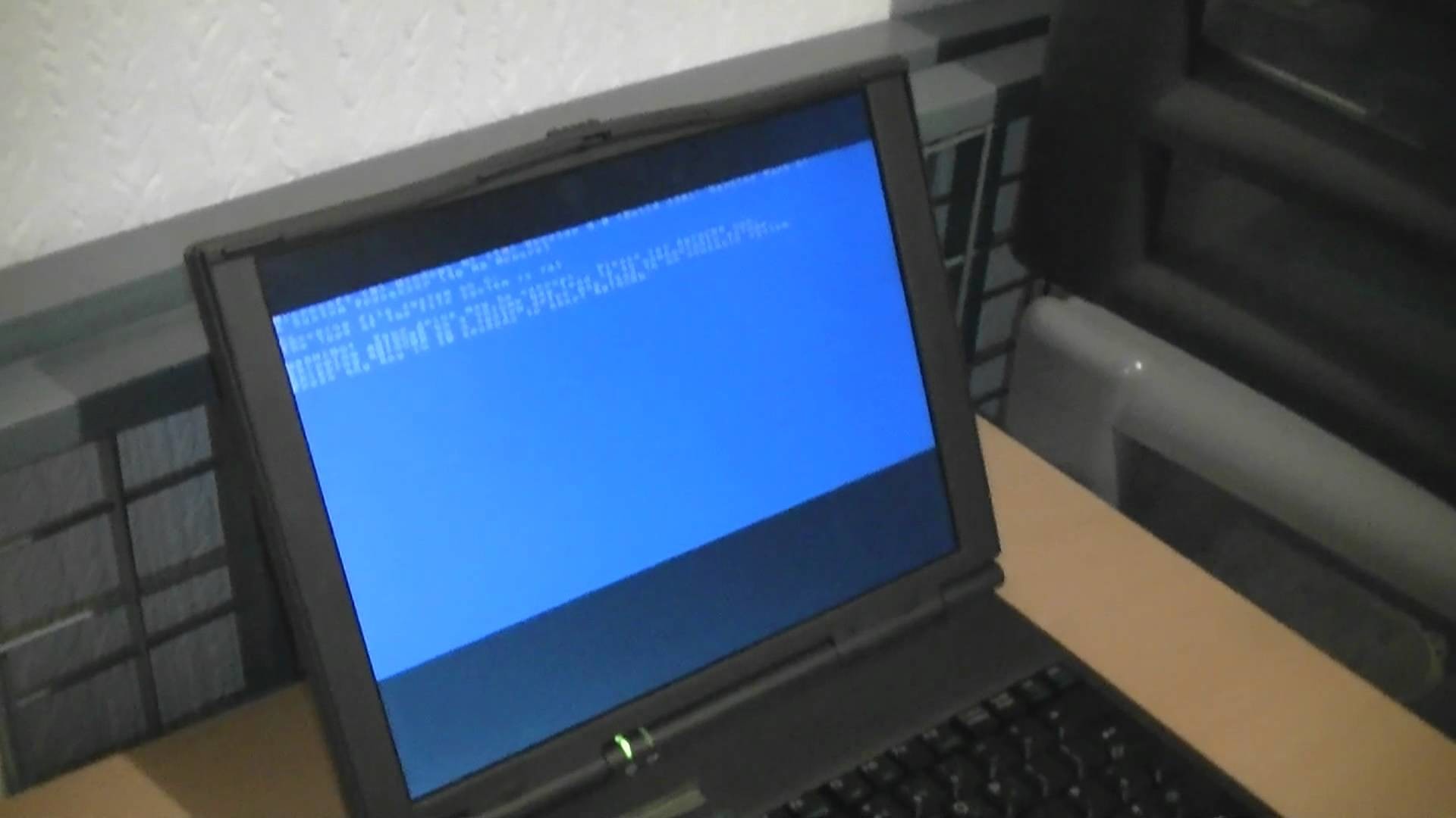 Windows NT 4.0 booting up on the AST Ascentia P Series
