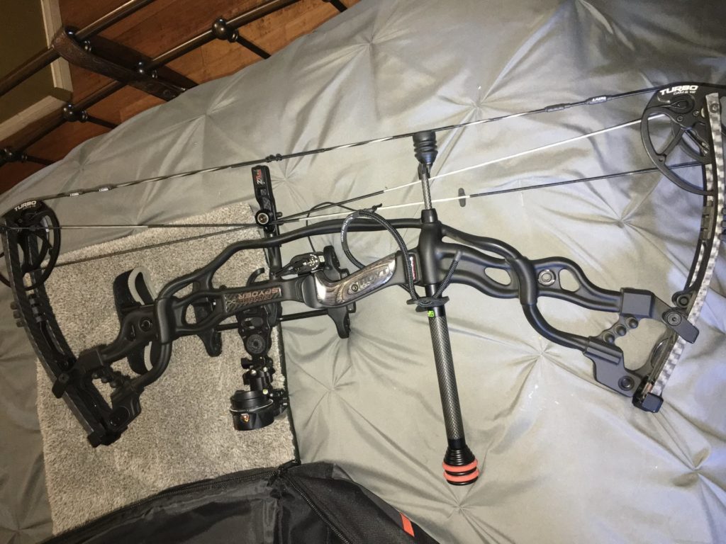 2015 Hoyt carbon spyder compound bow complete with bag arrows and hard