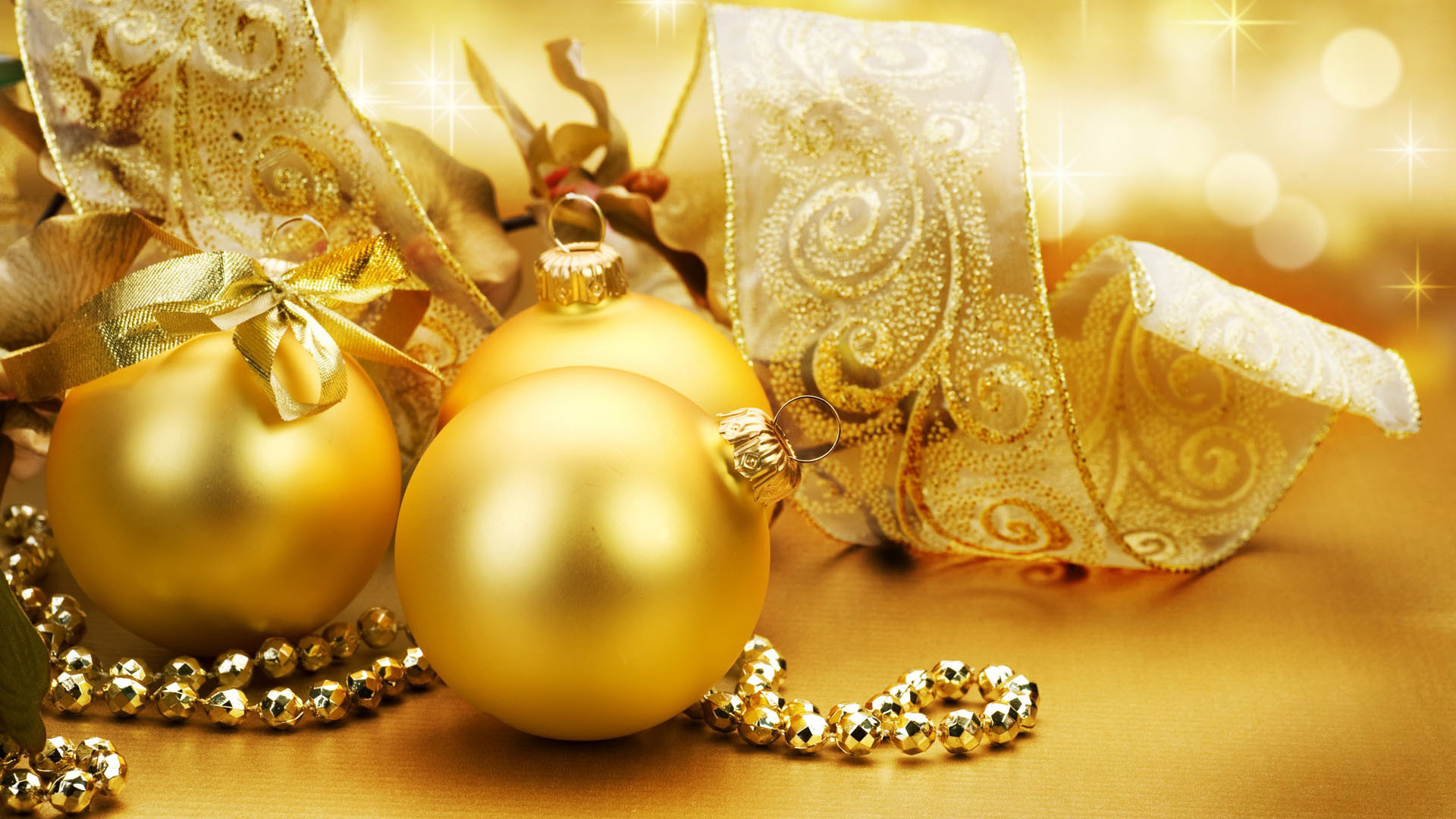 Beautiful Golden Christmas Baubles wallpaper