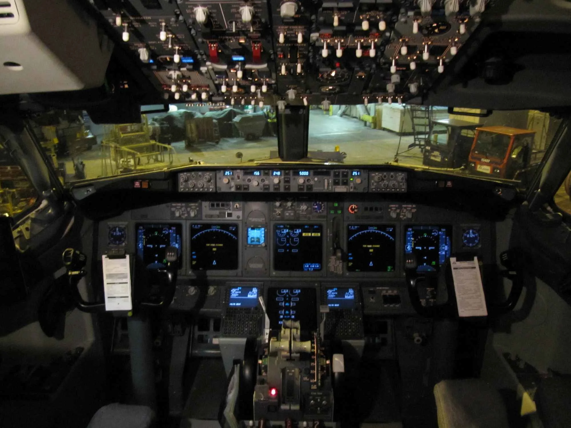Boeing 737 900 Cockpit
