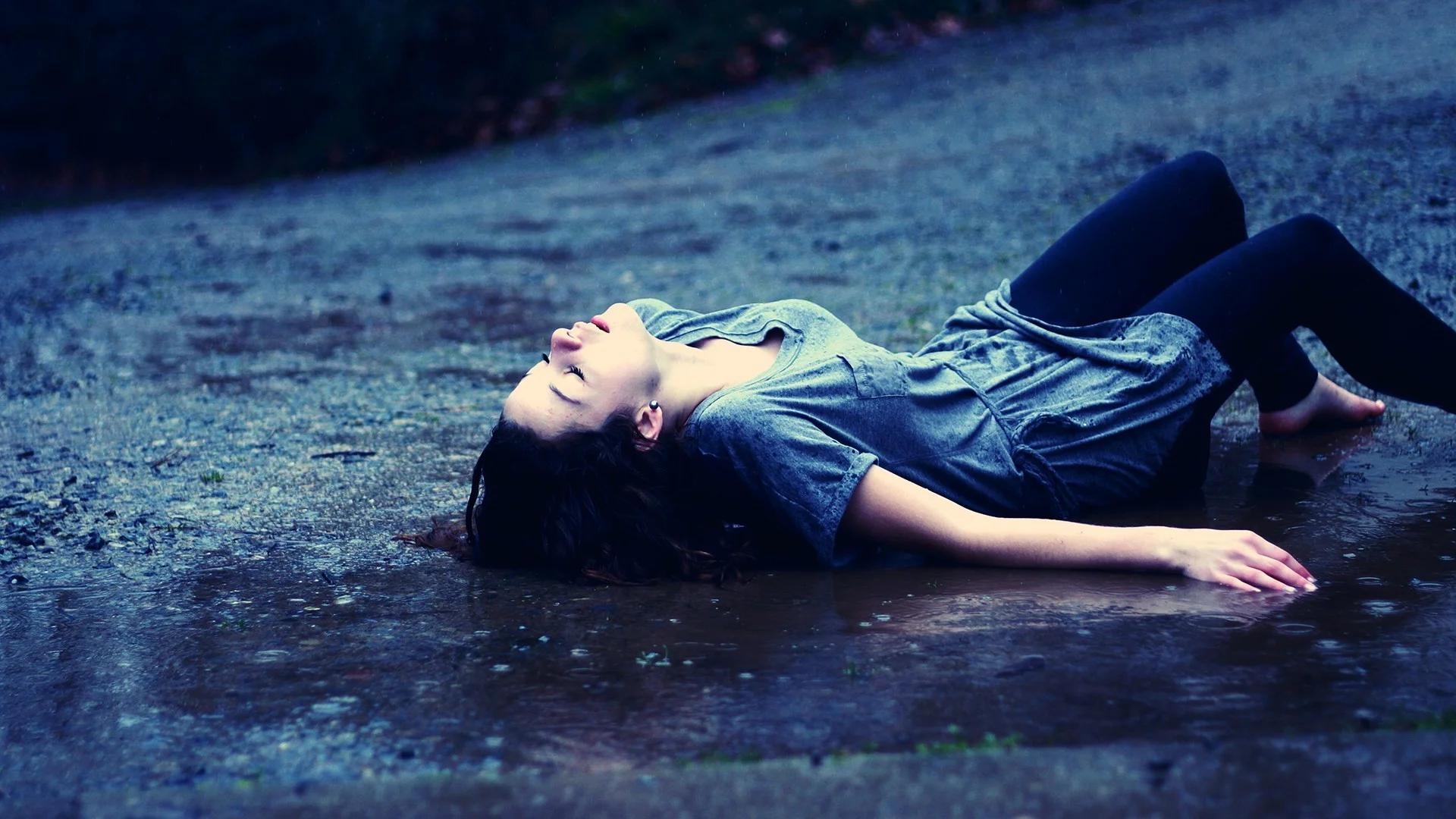Girls in Rain Wallpapers HD Pictures