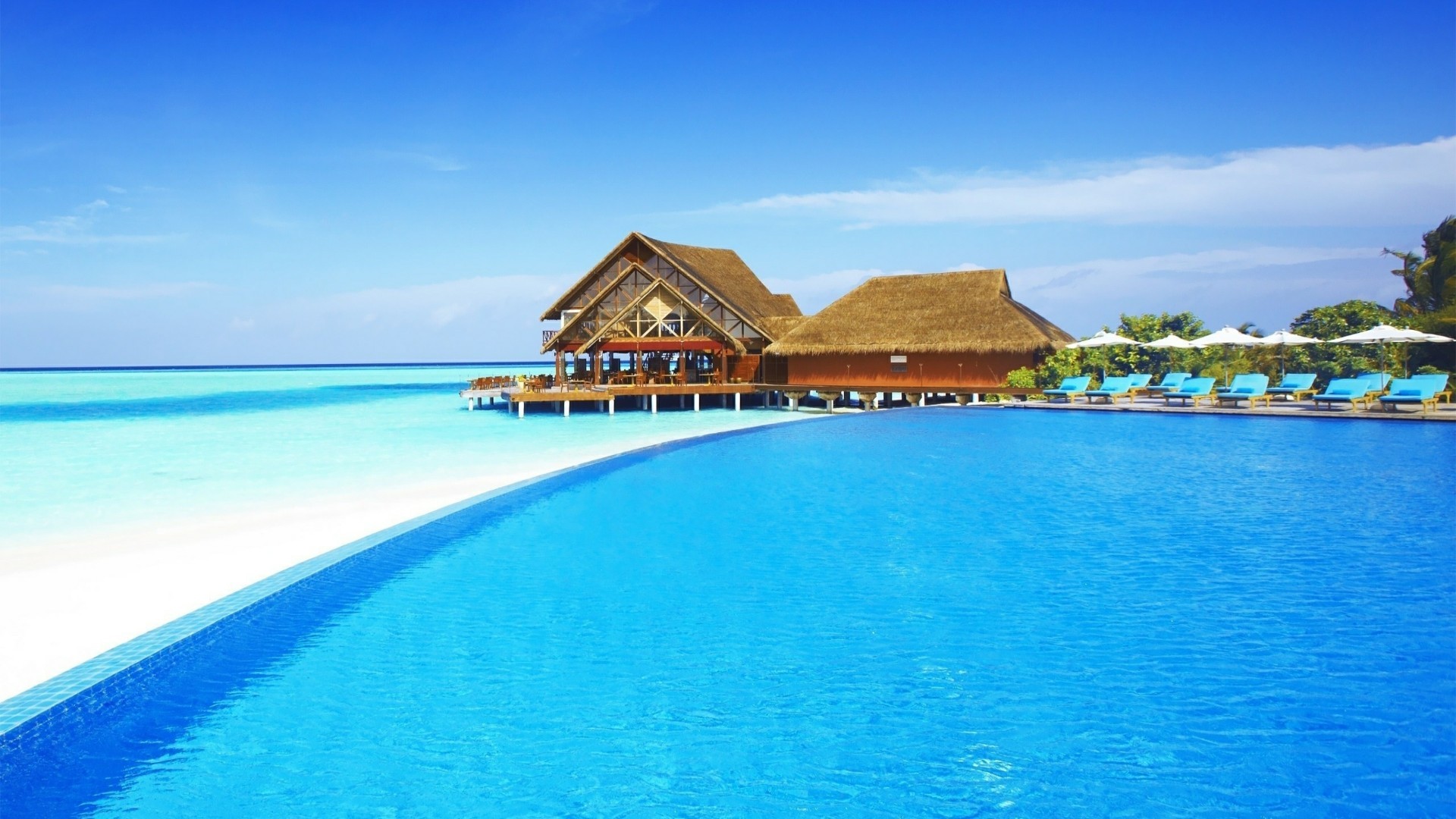 Blue water in Maldives wallpaper