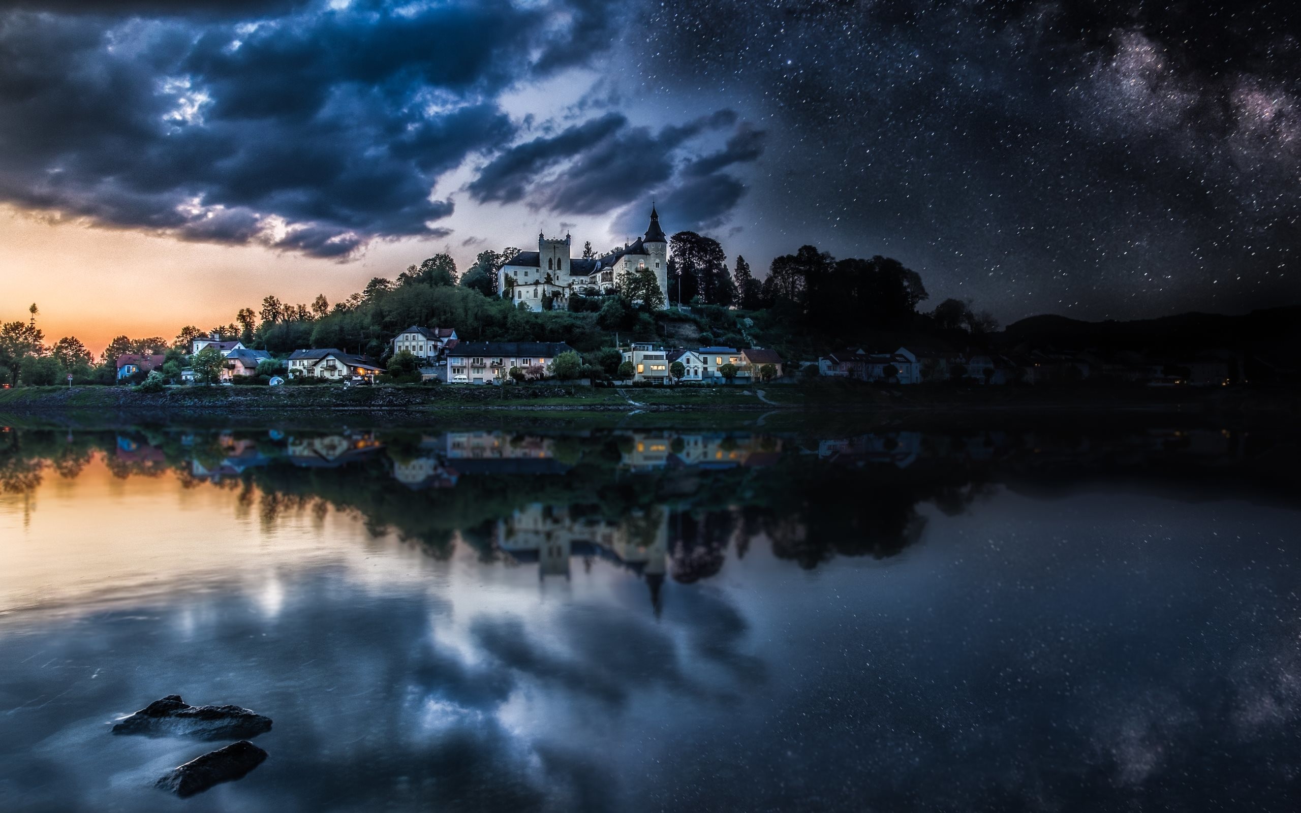 4K HD Wallpaper: Castle and Lucky Stars on the Night Sky