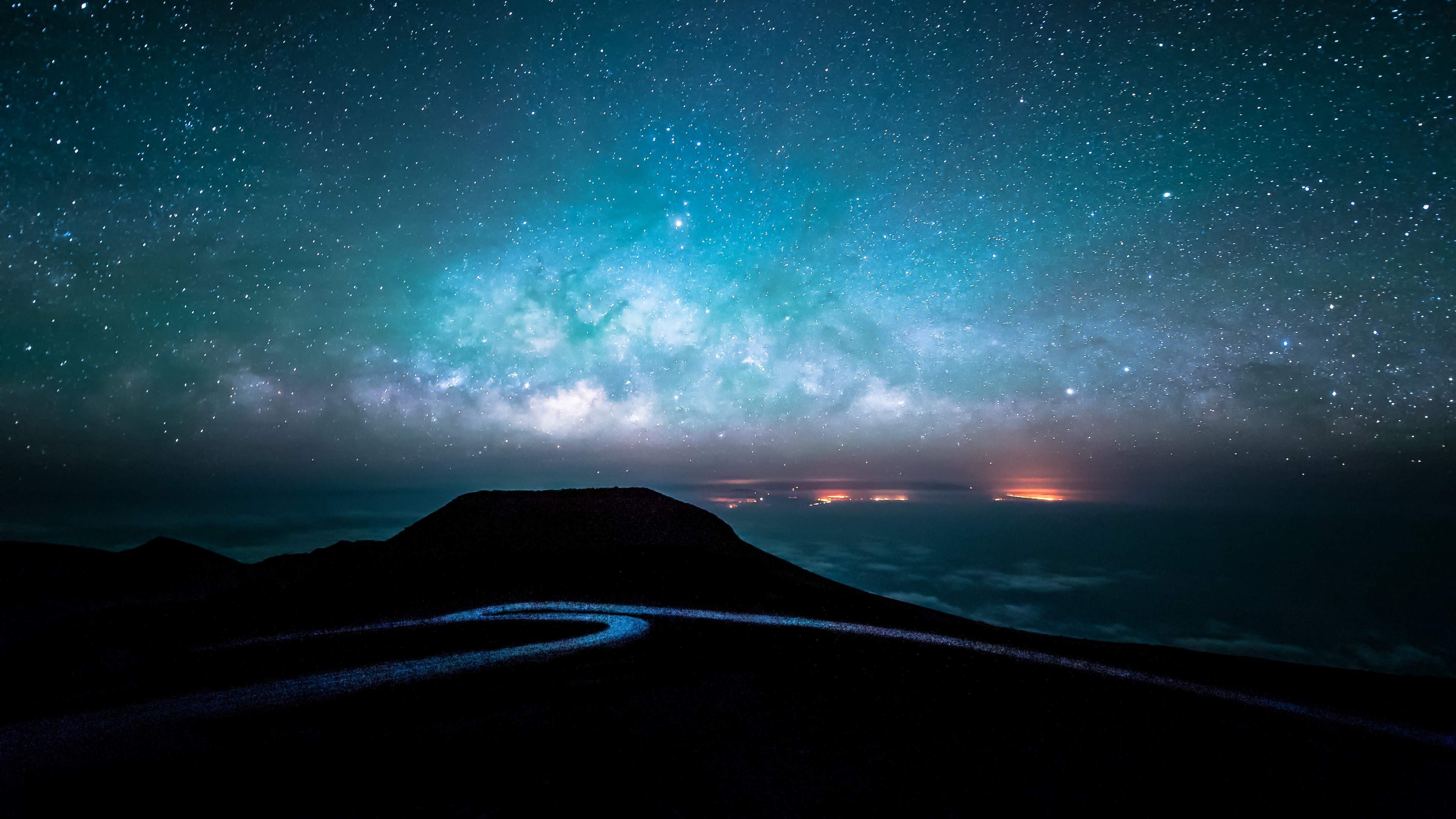 Hình nền siêu phân giải đường đêm và bầu trời sao là sự kết hợp hoàn hảo giữa khung cảnh vô cùng bí ẩn và thiên nhiên đẹp đến ngỡ ngàng. Hãy đắm mình trong không gian mênh mông của vũ trụ và cảm nhận những giây phút thư giãn tuyệt vời cùng bức hình độc đáo này!