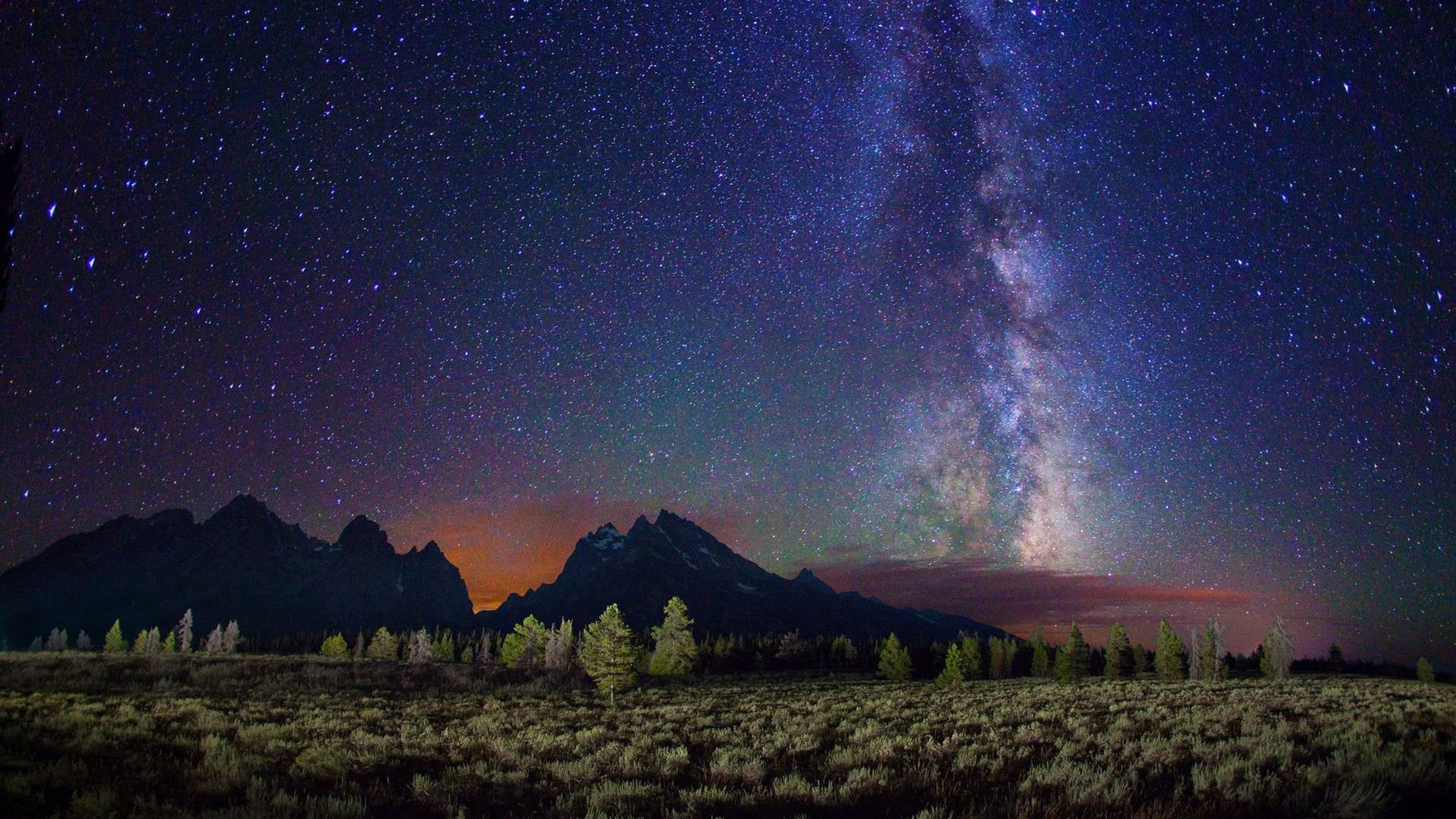 Night sky above the mountains HD wallpaper