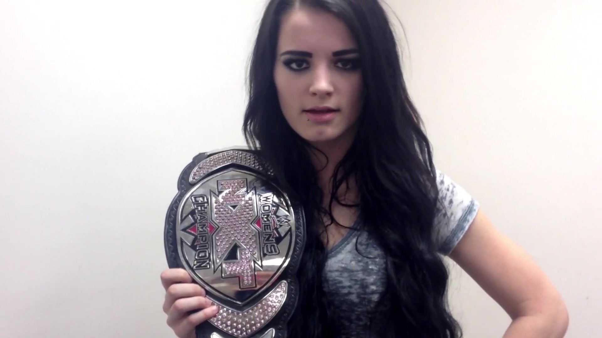 Photos WWE Divas Champion Paige Kissing Another Girl and Partying Mind Of Carnage