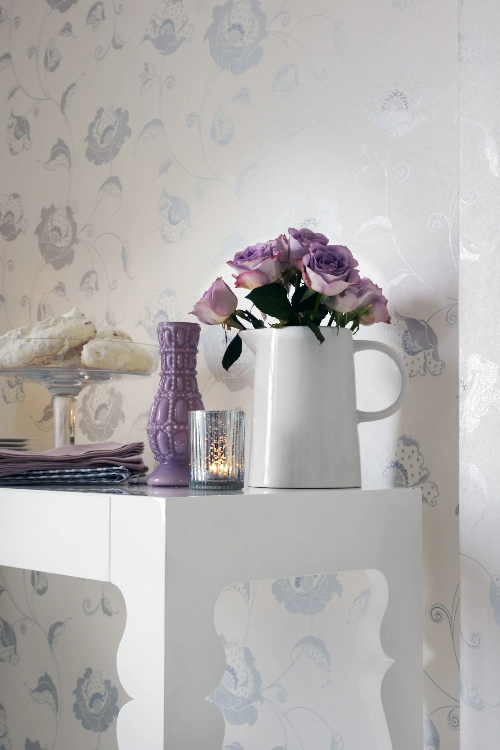 A delicate floral trail wallpaper design in metallic silver and white.