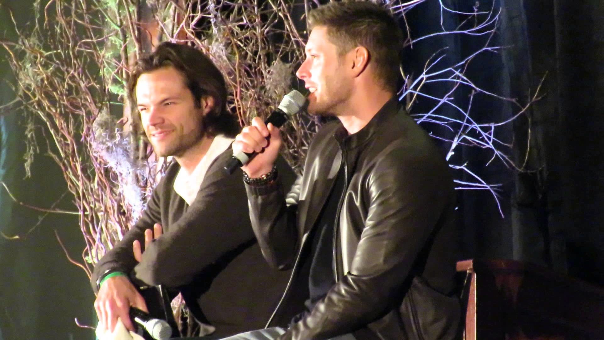 Jared Padalecki and Jensen Ackles odd photo ops – Supernatural ChiCon 2015 – YouTube